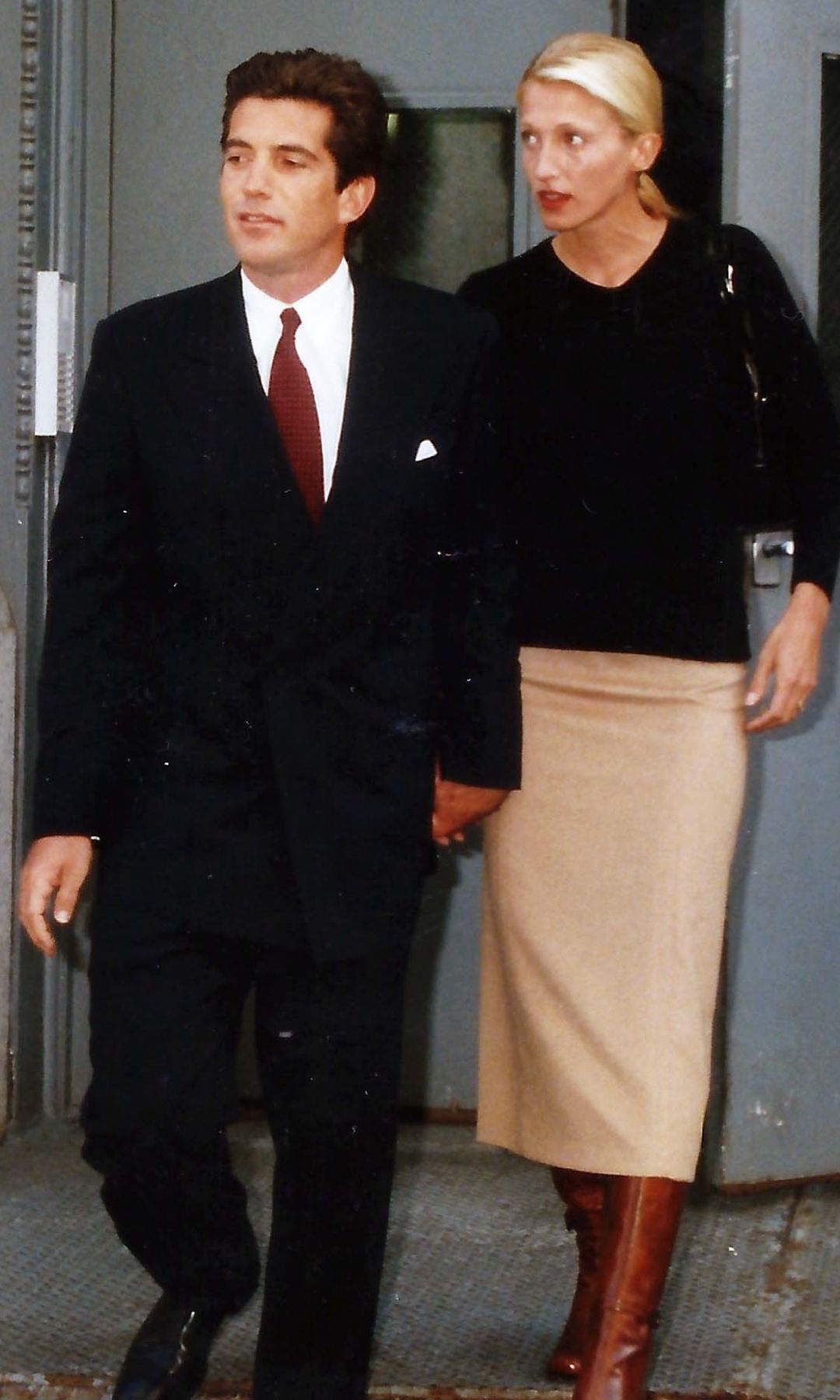 John John Kennedy y Carolyn Bessette, vestidos con tonos neutros, propios de los 2000