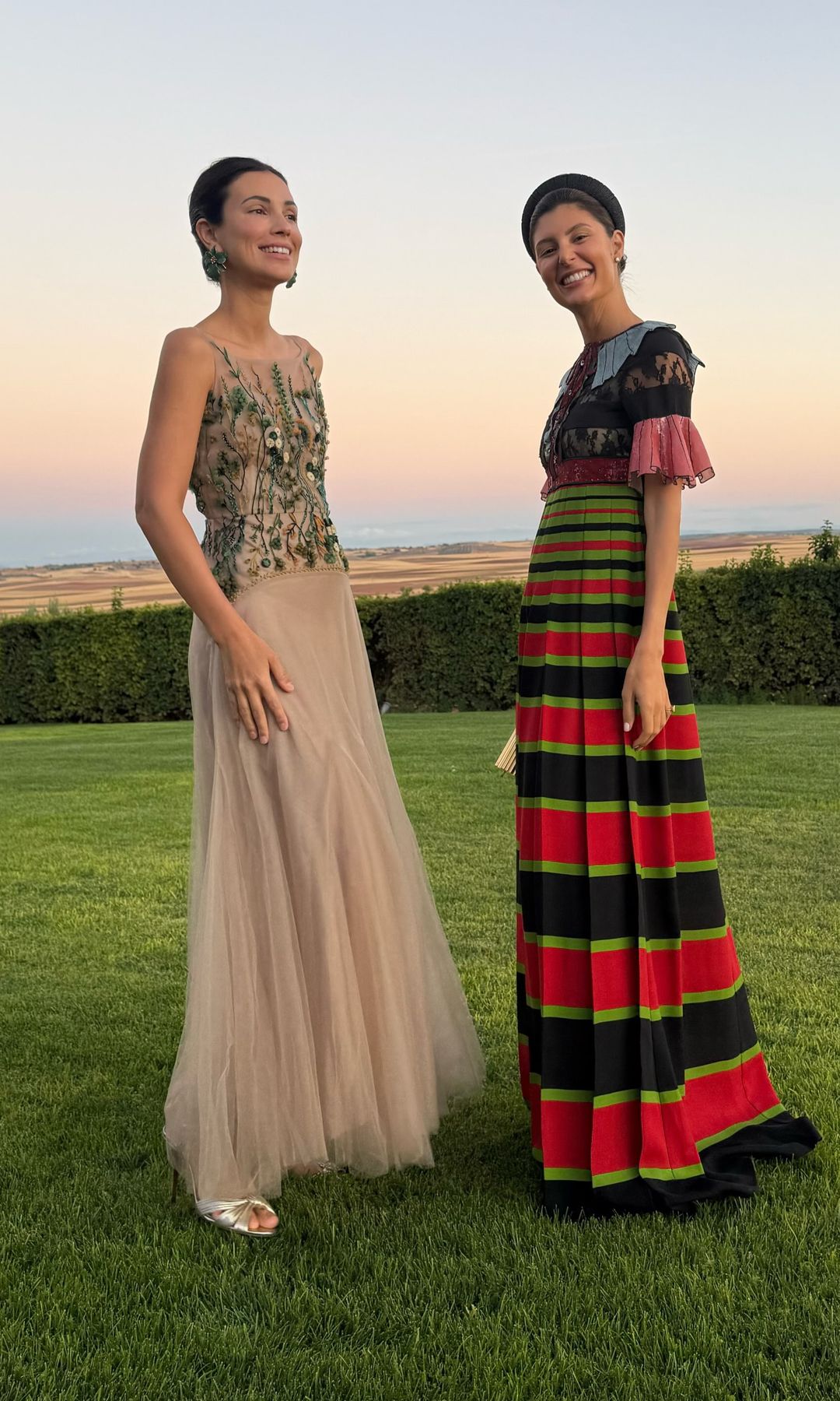 Sassa de Osma se va de escapada al campo con sus amigas aristócratas: de su vestido de gala a los looks más rurales