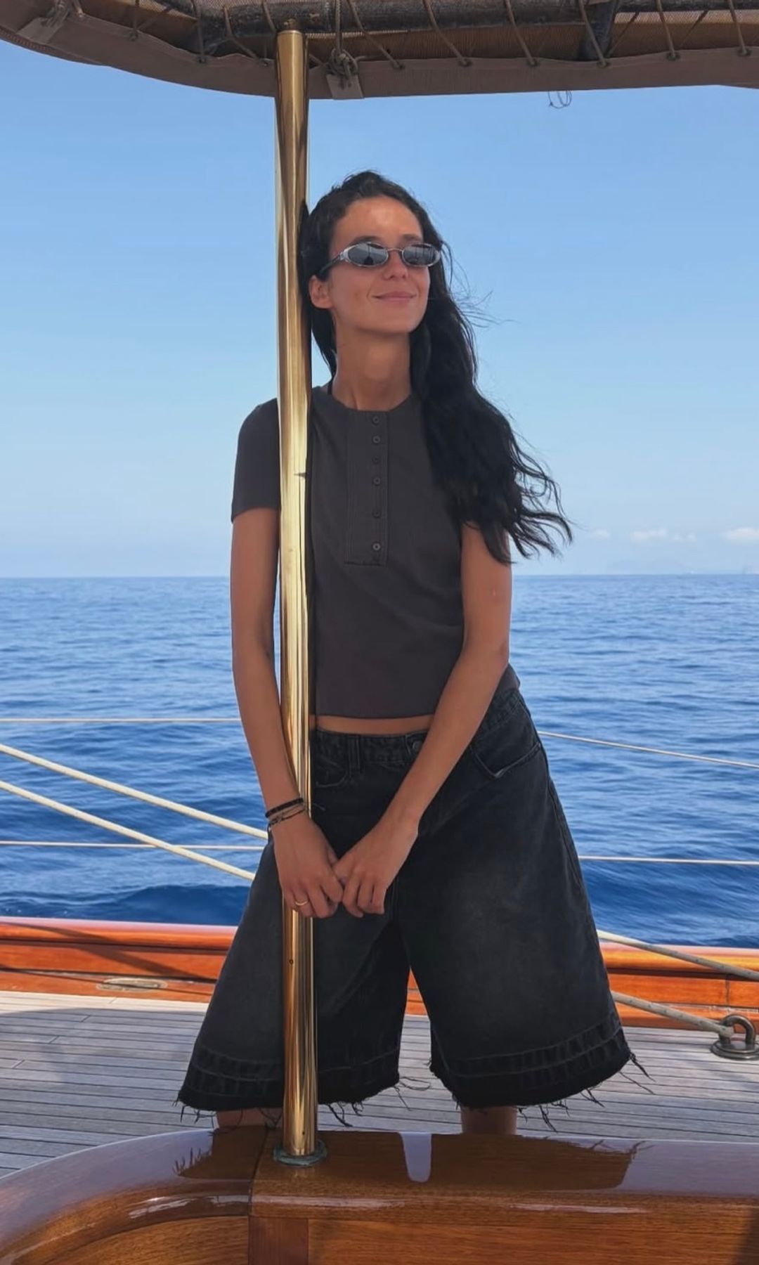 ​​Victoria Federica luce el atuendo más inesperado para un día en barco: bermudas vaqueras, camiseta básica y gafas retro