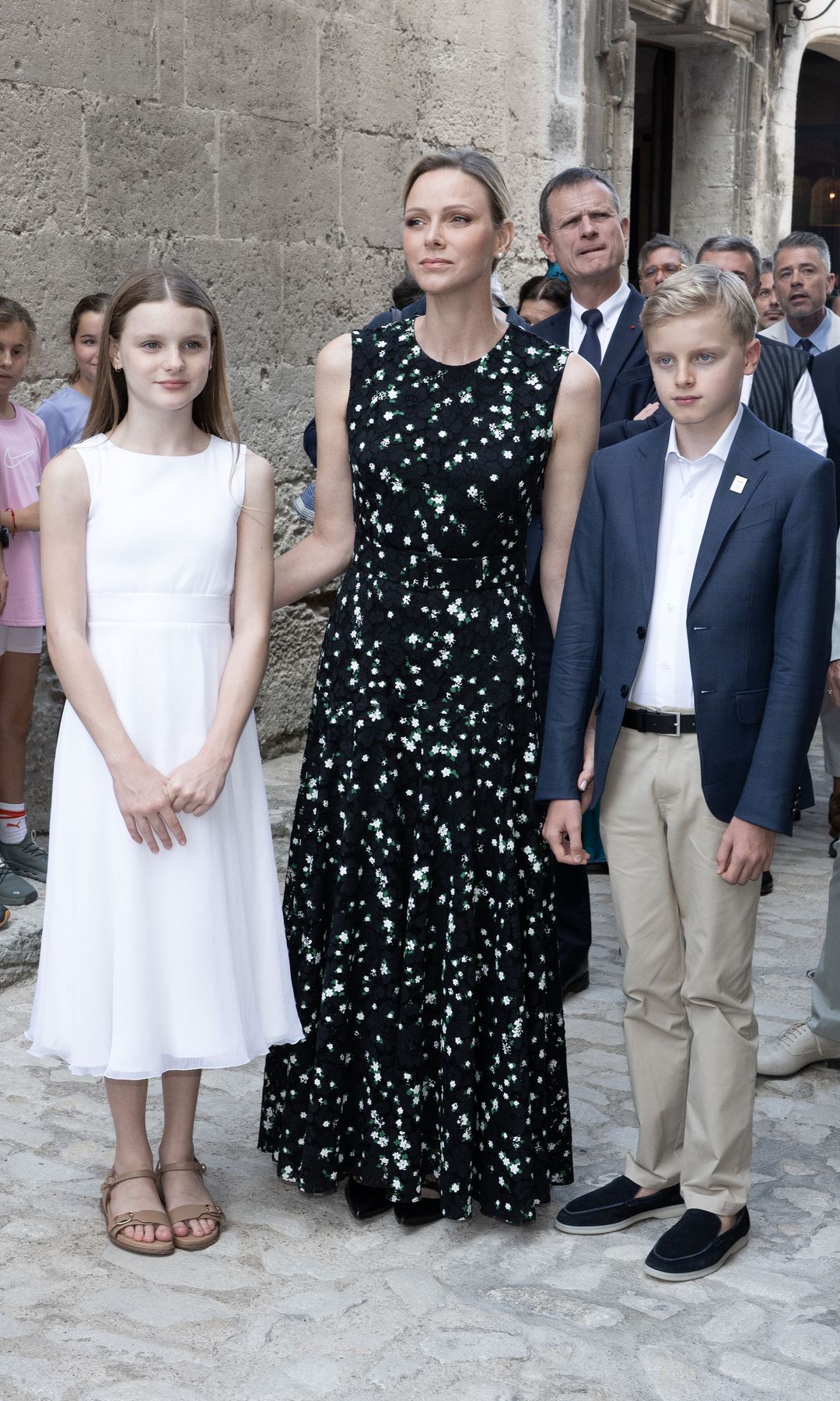 Charlene de Mónaco deslumbra en Les Baux-de-Provence con el vestido que recuerda a un look de la reina Letizia de hace casi 10 años