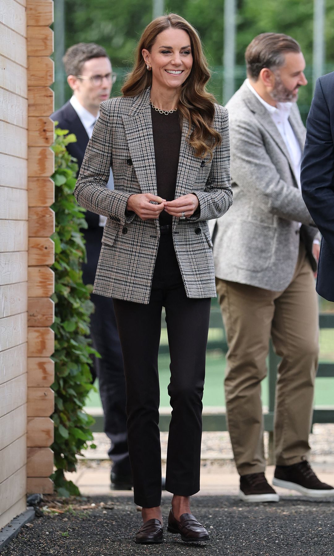 Kate Middleton hace un guiño al príncipe Guillermo con su blazer de cuadros y sustituye los mocasines españoles que agotó en tiempo récord