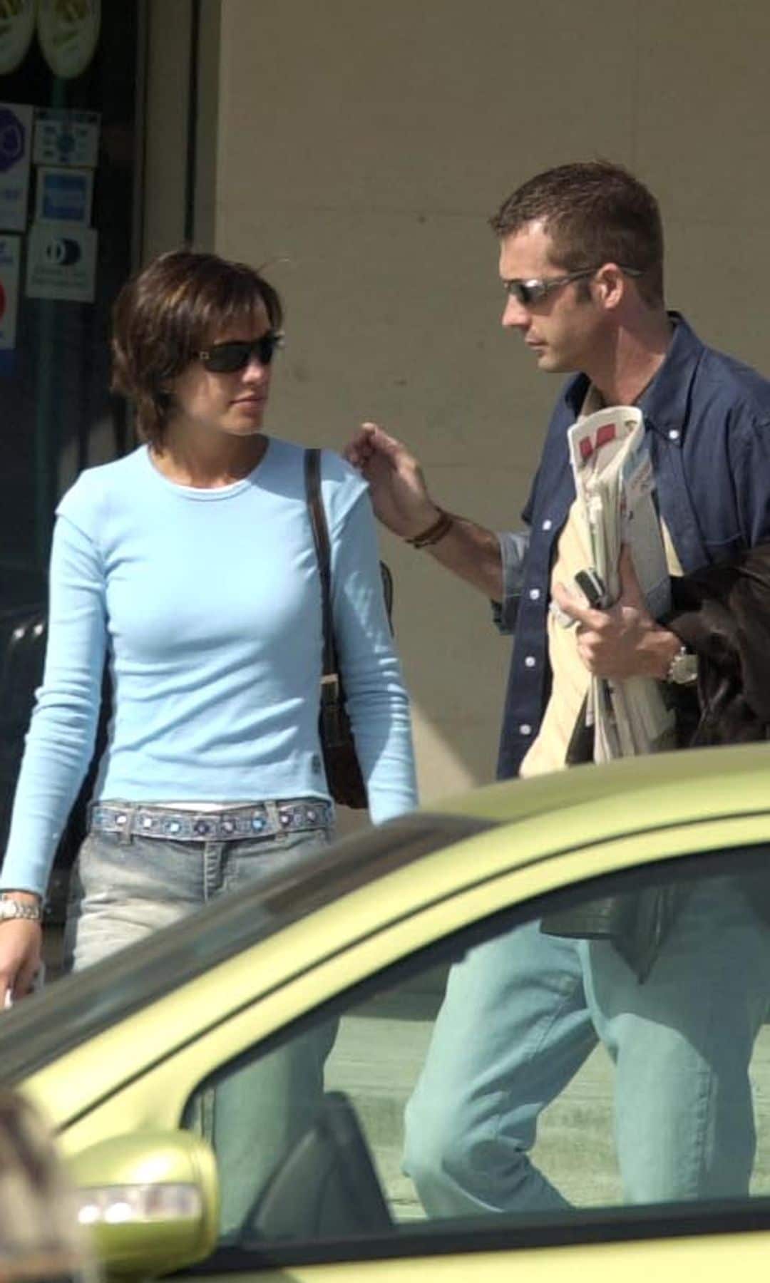 LOS PERIODISTAS CRISTINA SAAVEDRA Y MANU CARREÑO POR LAS CALLES DE MADRID. 15/03/03