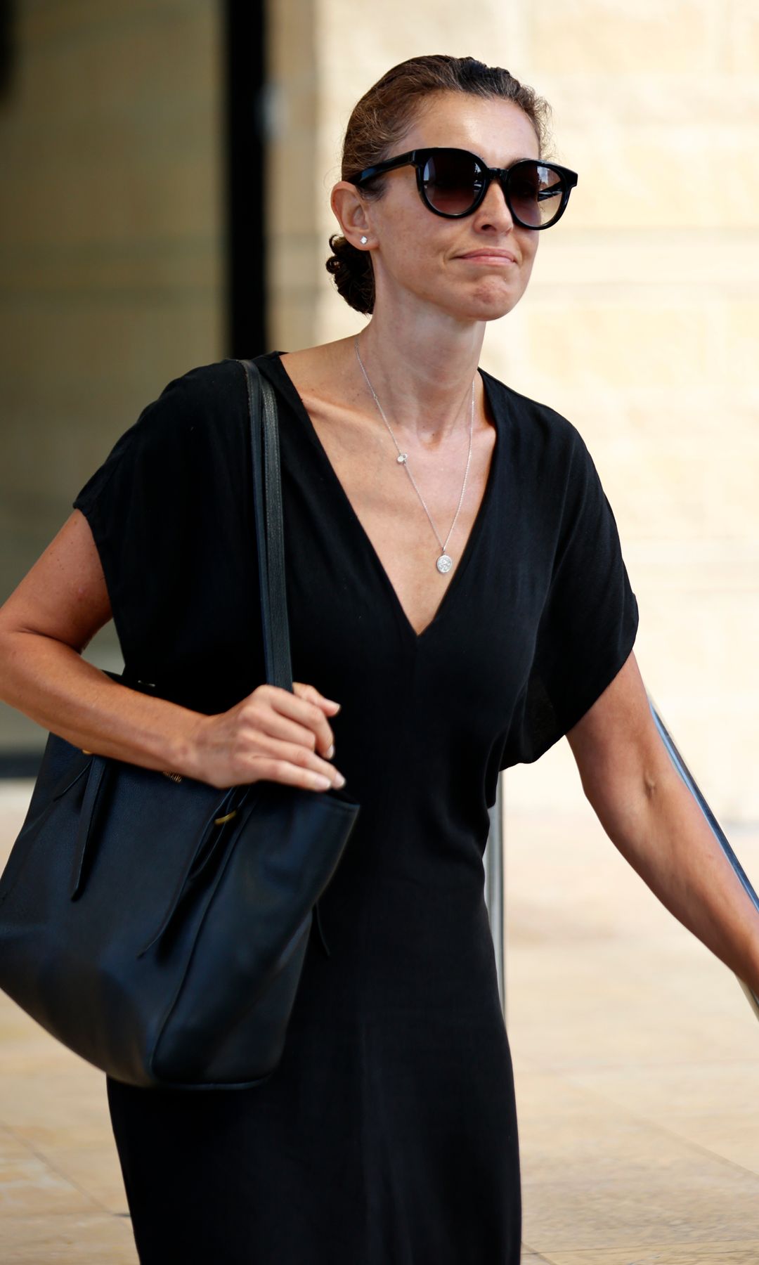 Blanca Romero a la salida del tanatorio tras despedir a su padre, Rafael Pablo Romero, a 10 de agosto de 2026, en Gijón