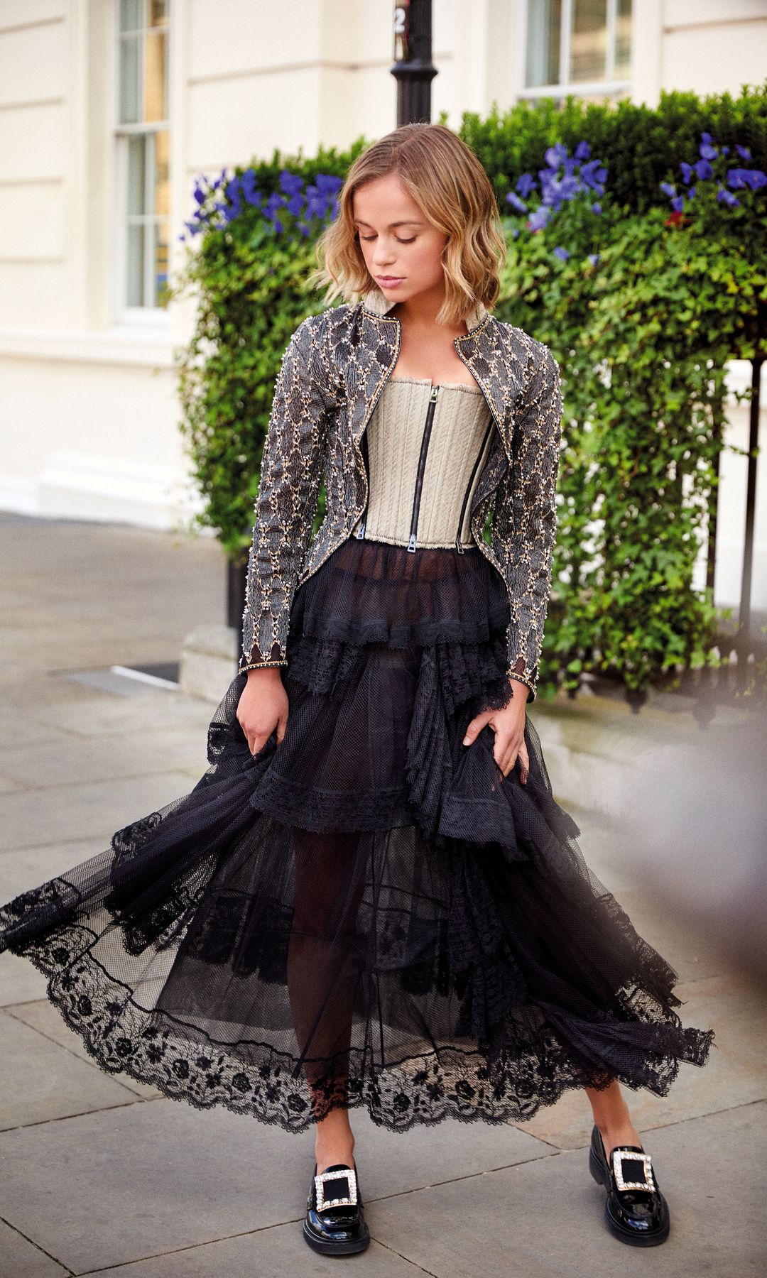 ESTILO ÚNICO E INTRANSFERIBLE
La columnista e influencer royal confiesa que no le interesan demasiado las tendencias, sino vestir con aquello que le favorezca y le haga sentir bien. Un claro ejemplo es este look, de Dior, y mocasines, de Roger Vivier