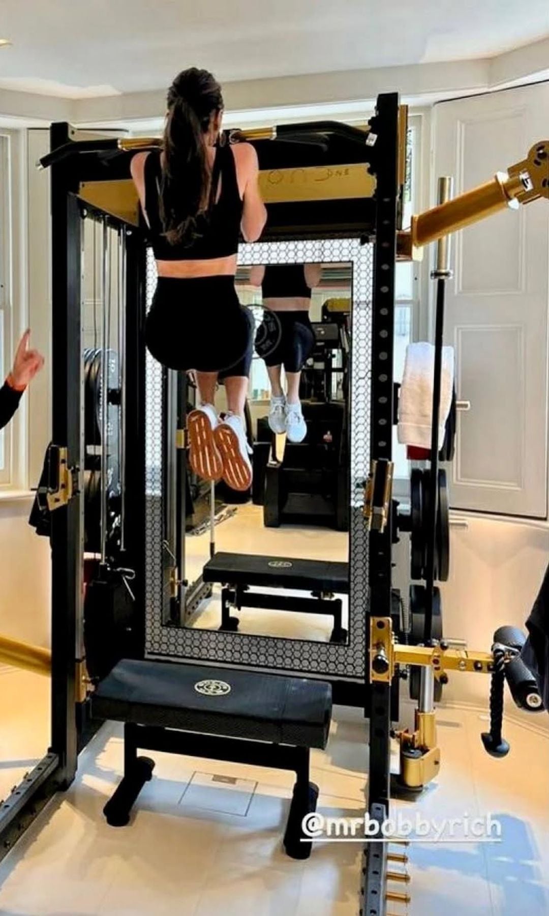 Victoria Beckham haciendo dominadas