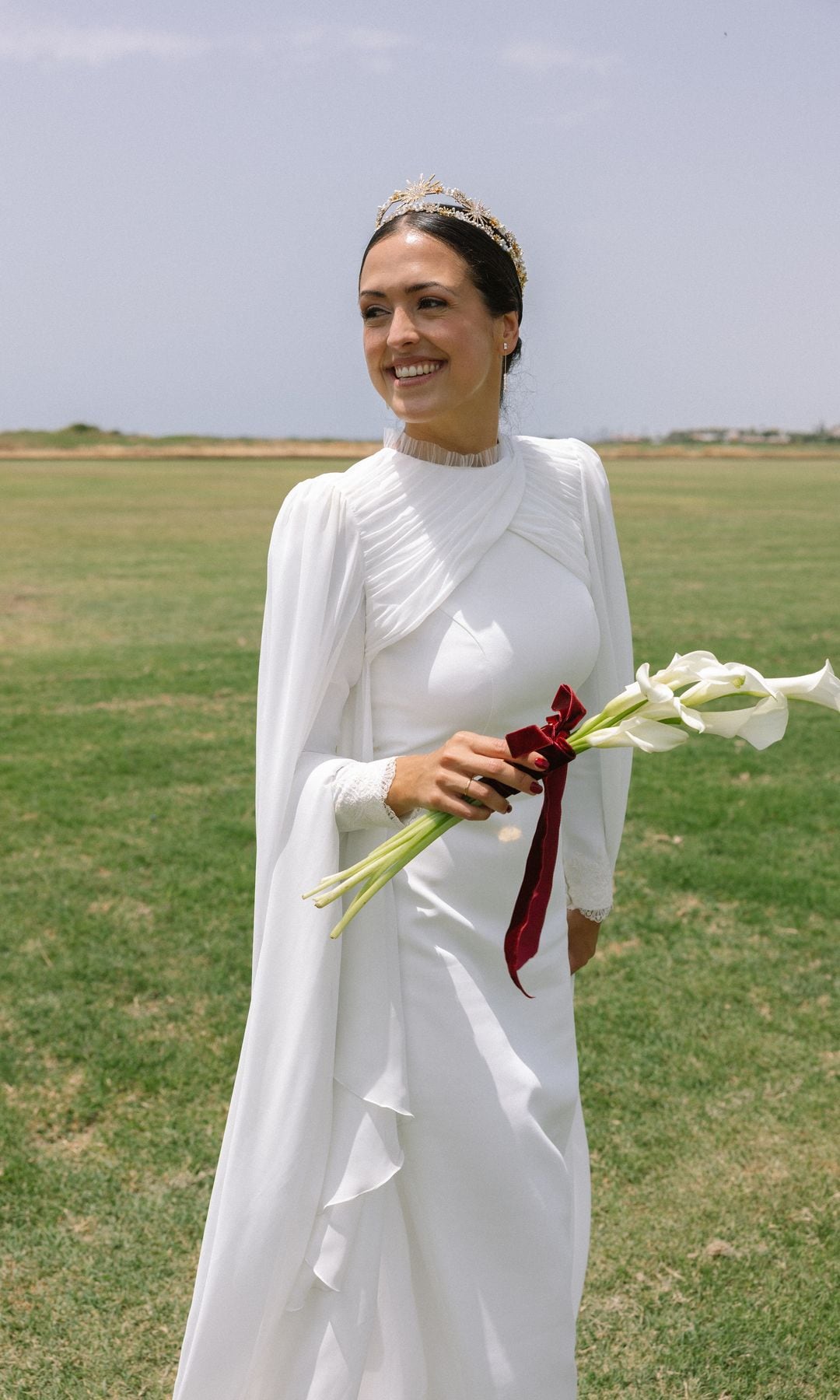 novia viral con tiara de estrellas y ramo de calas