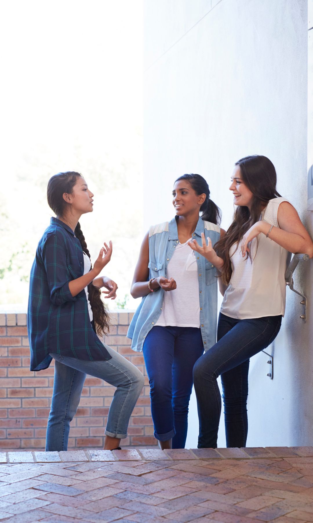 mujeres estudiantes hablando en las escaleras
