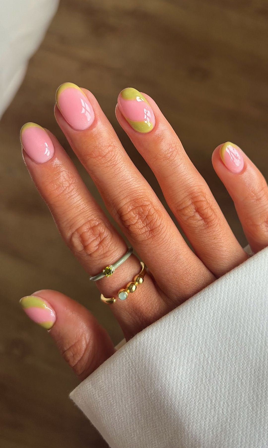 Manicura bicolor en rosa y verde
