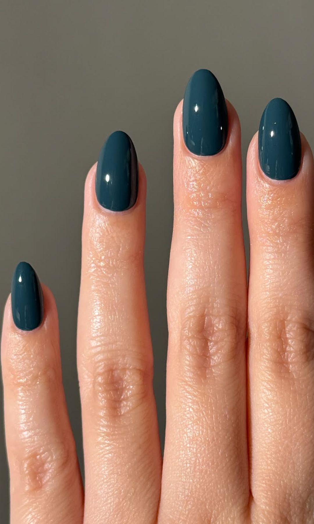 Manicura en color petróleo  