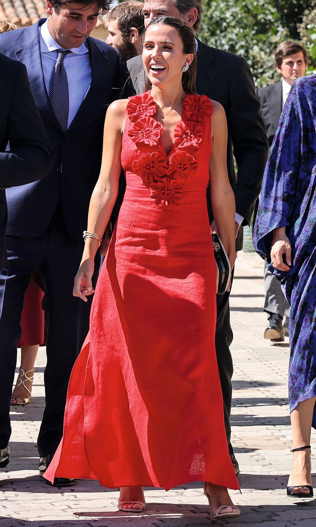 La empresaria María Vega Penichet Fierro, prima de la novia, delante de su marido, el abogado Fernando Ramos de Lucas