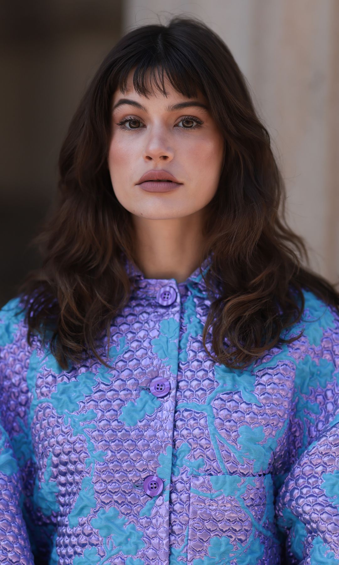 Mujer con cabello ondulado y flequillo