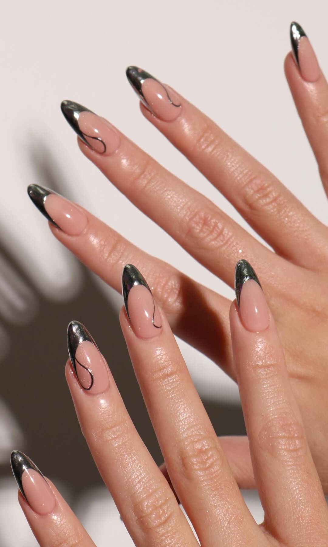 Manicura francesa plateada