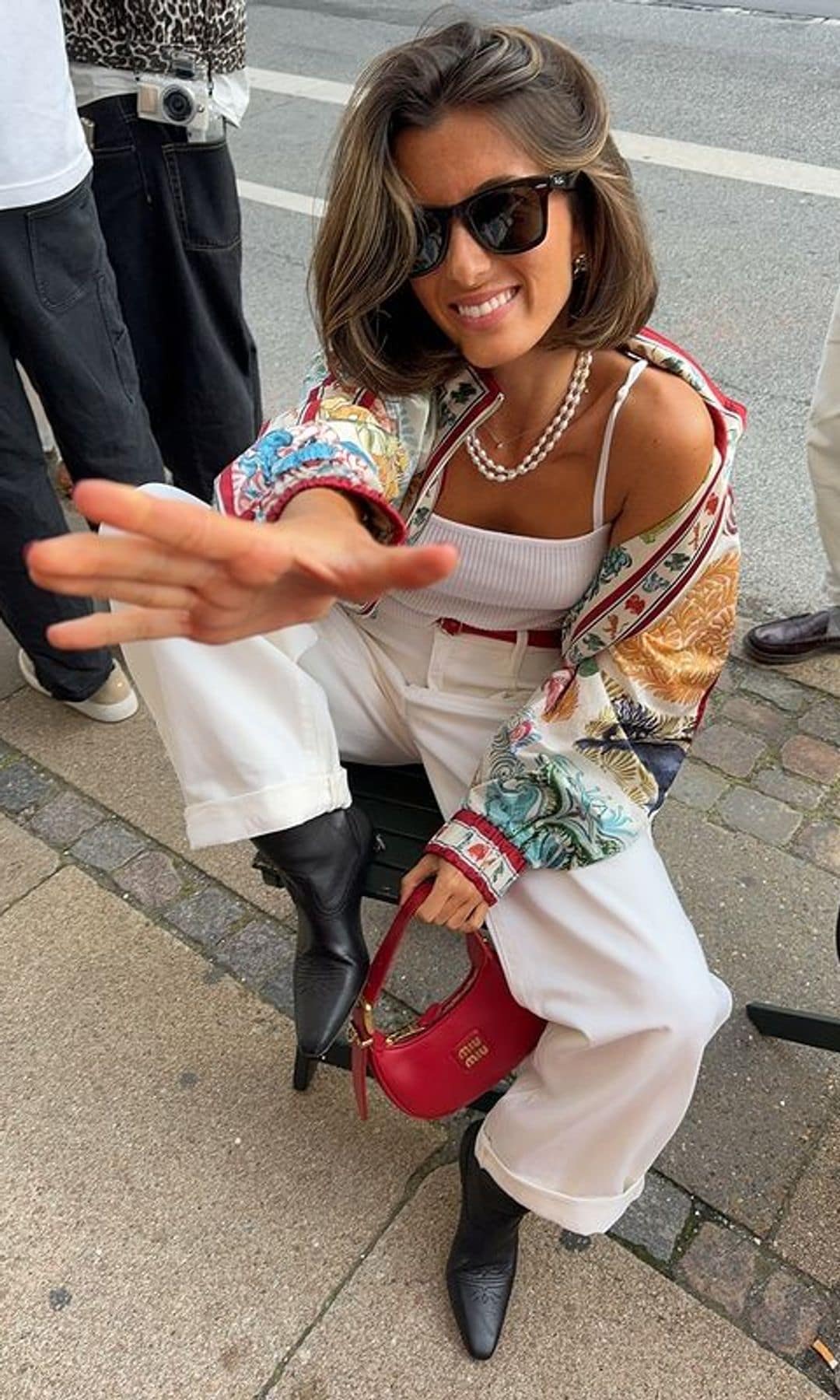 pantalón blanco, chaqueta estampada y botas