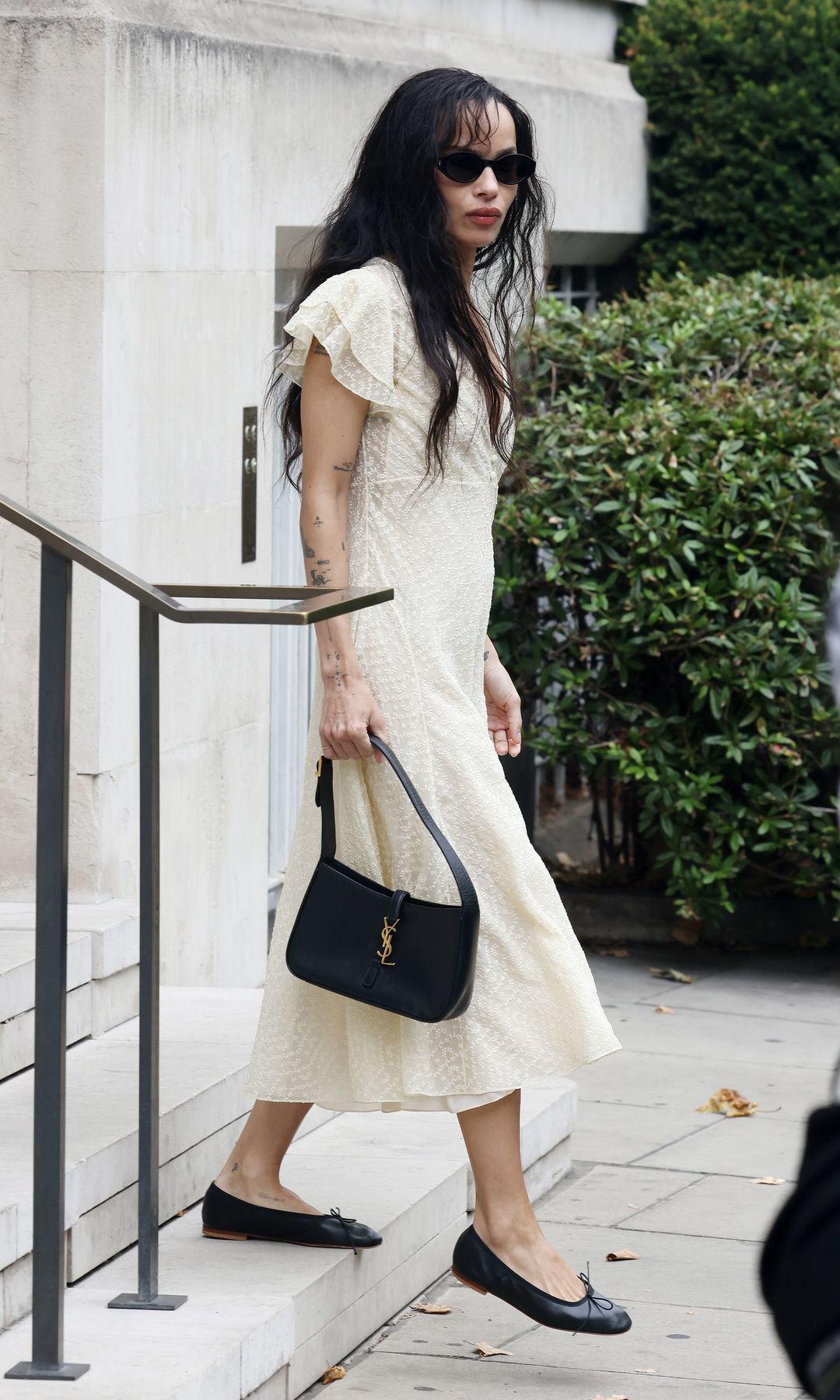 Zoe Kravitz deslumbra con vestidos lenceros y desata los rumores sobre una relación con Austin Butler