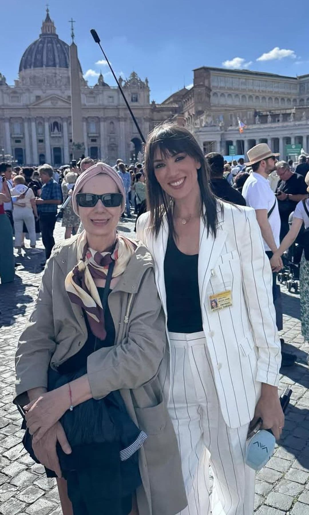 Patricia Pardo con su madre en El Vaticano
