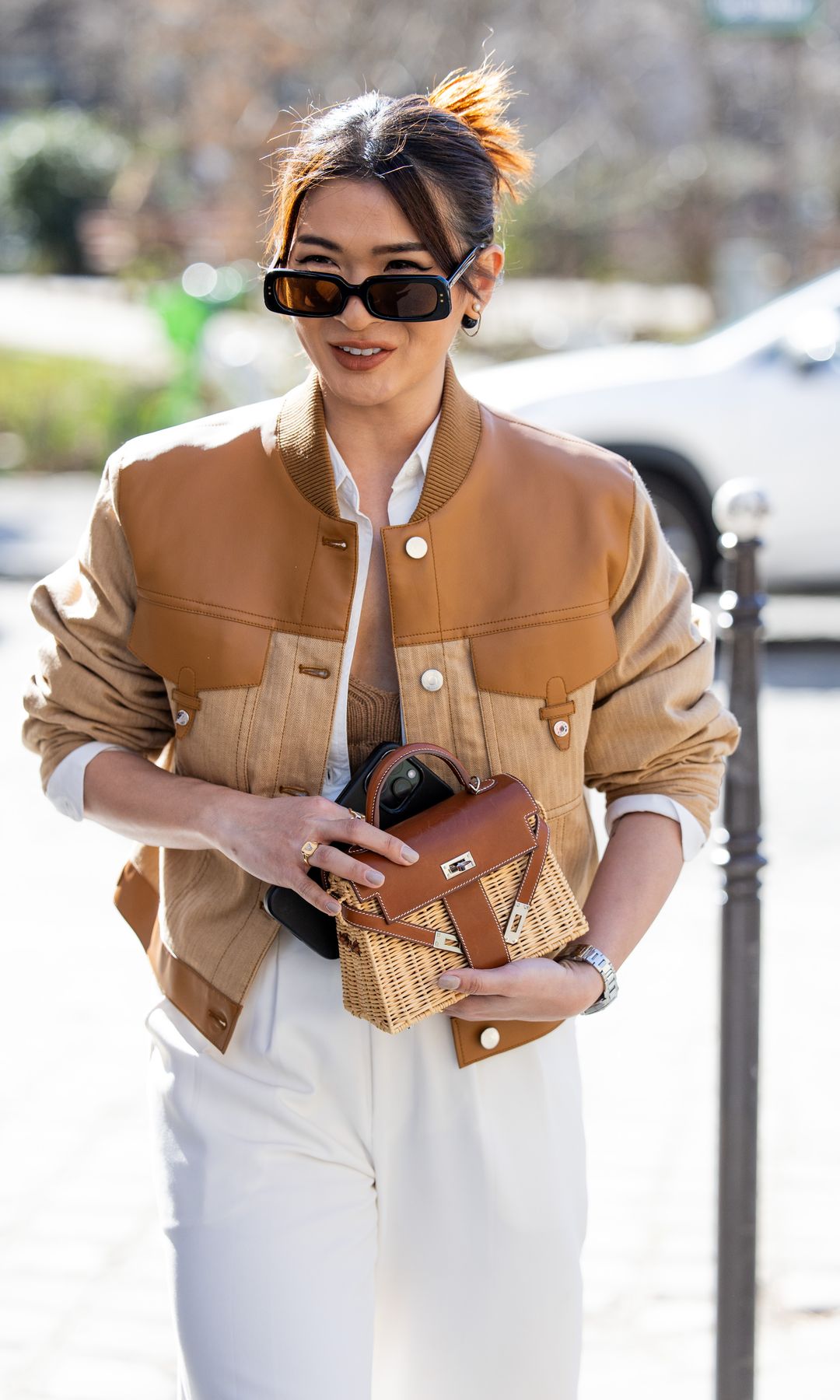 chaqueta y bolso de rafia