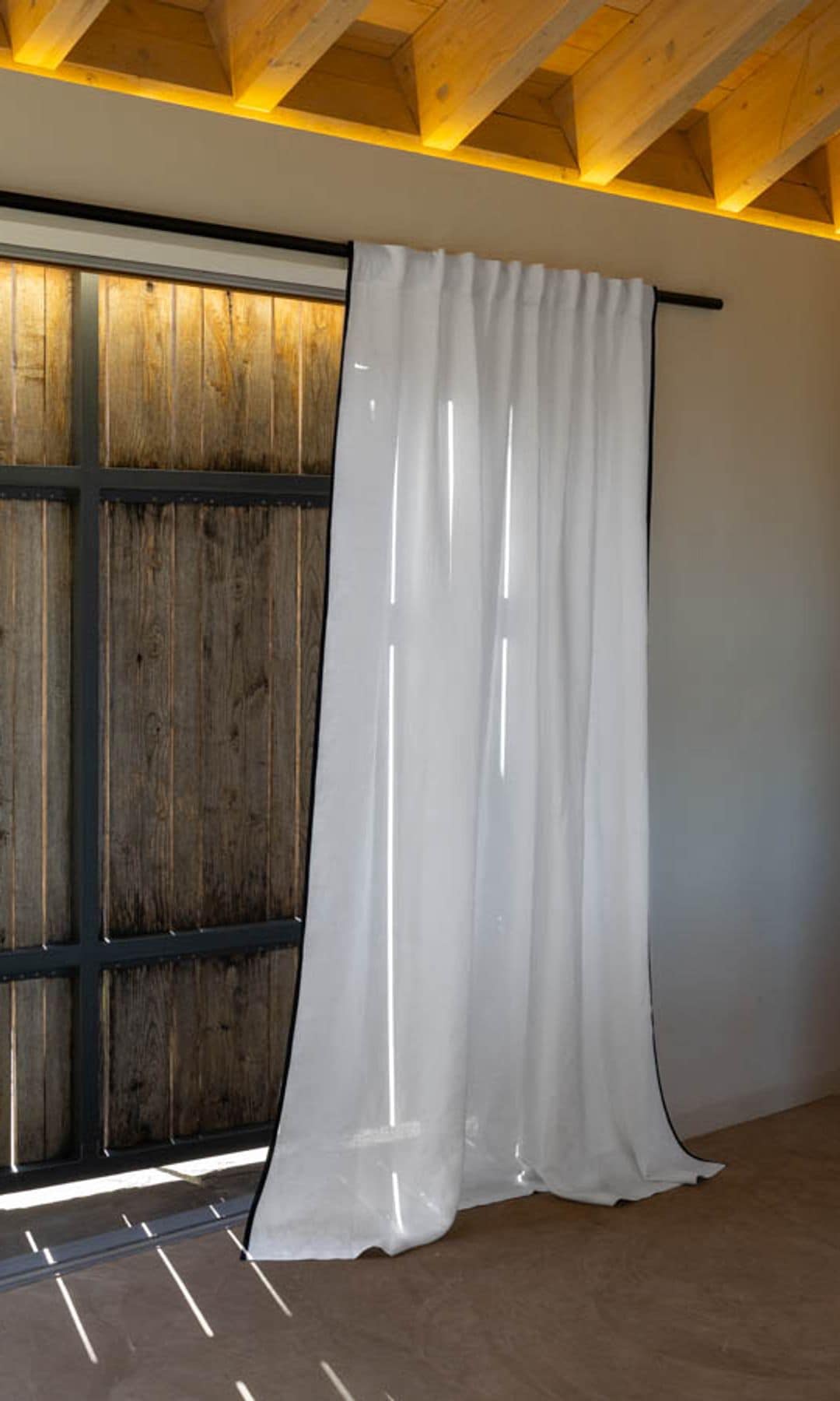Cortina blanca, ventana de madera, techo de madera, barra cortina negra