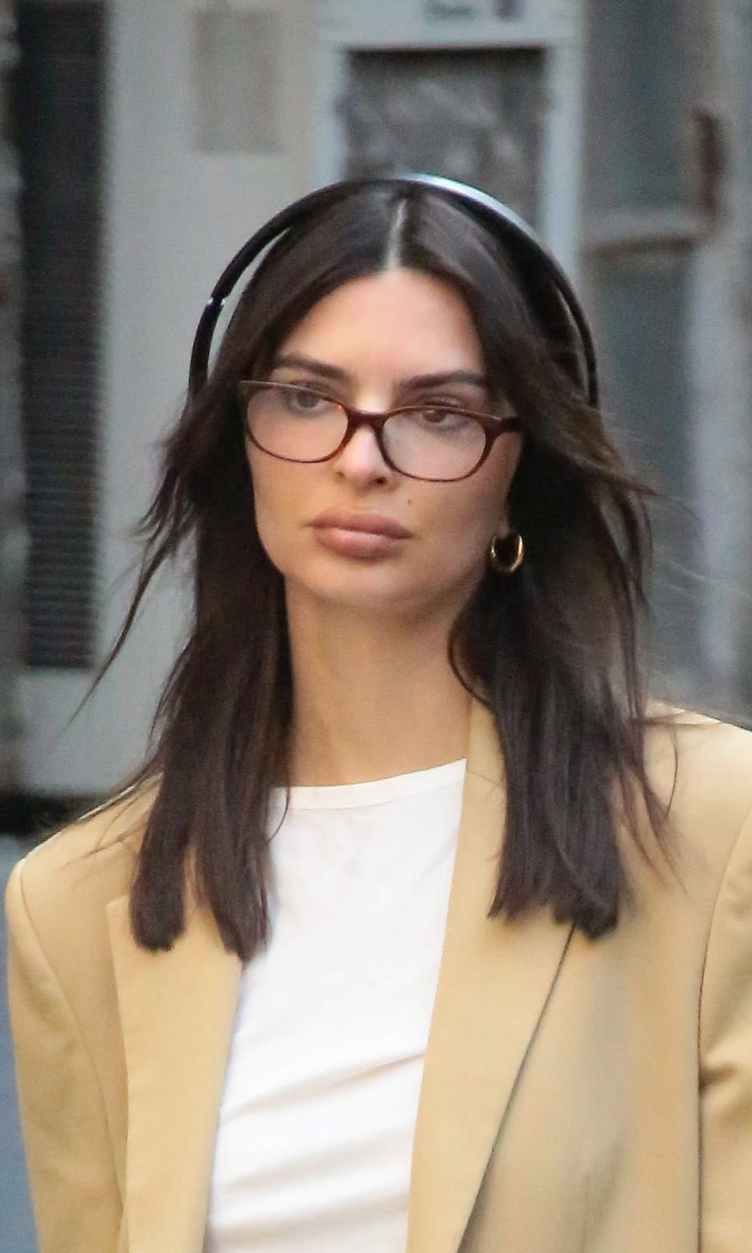 Emily Ratajkowski con gafas