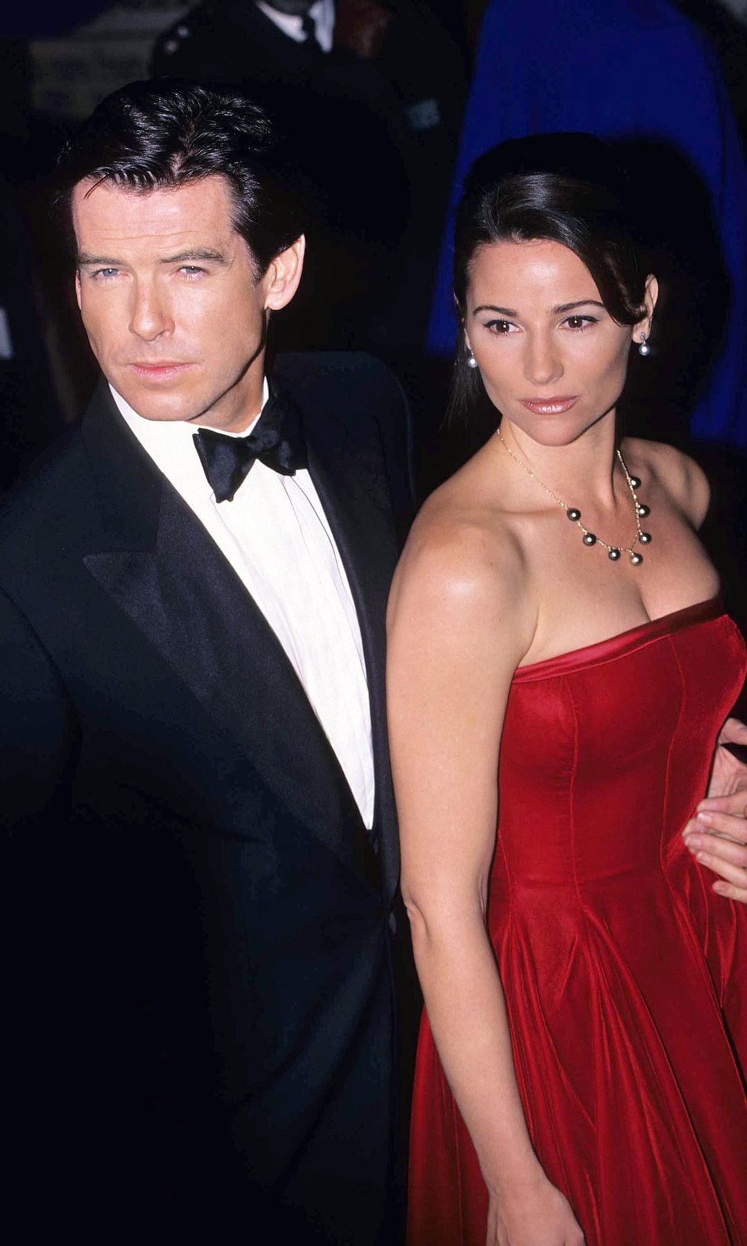 Pierce Brosnan y Keely Shaye Smith en 1995