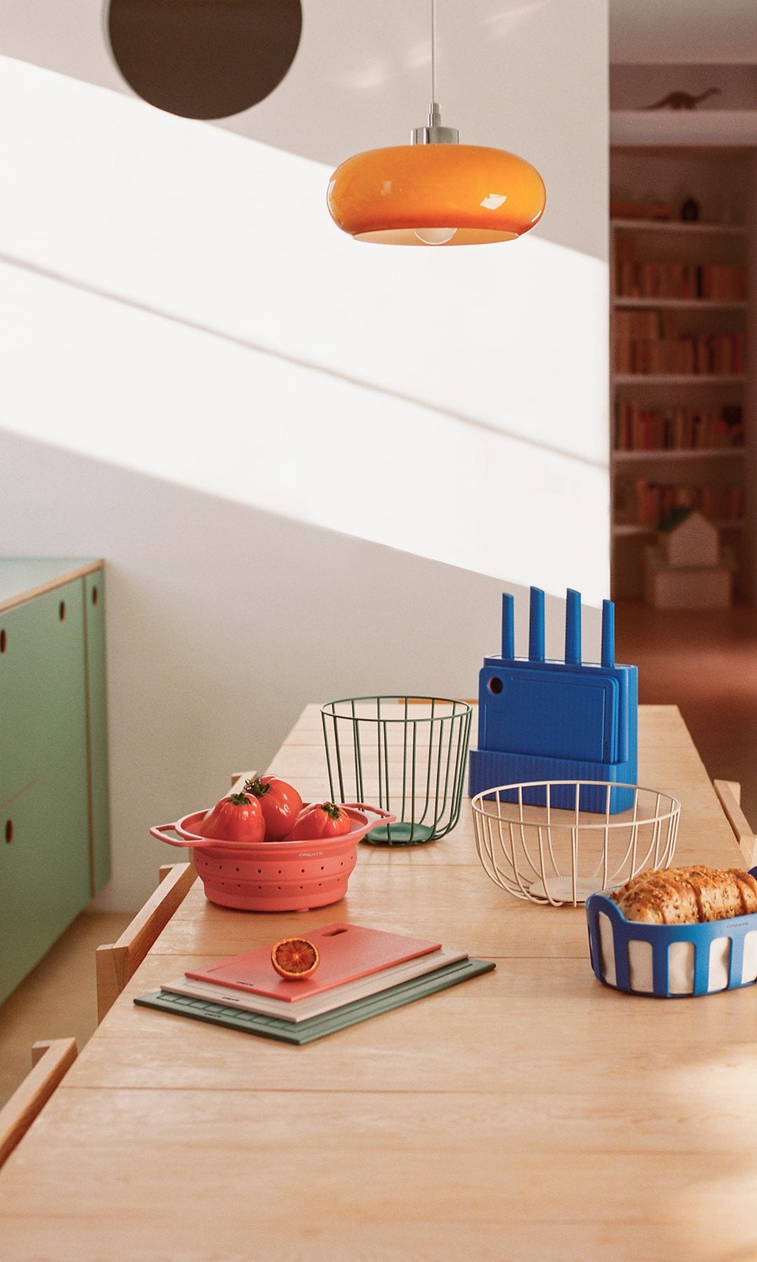 Cocina con elementos de color