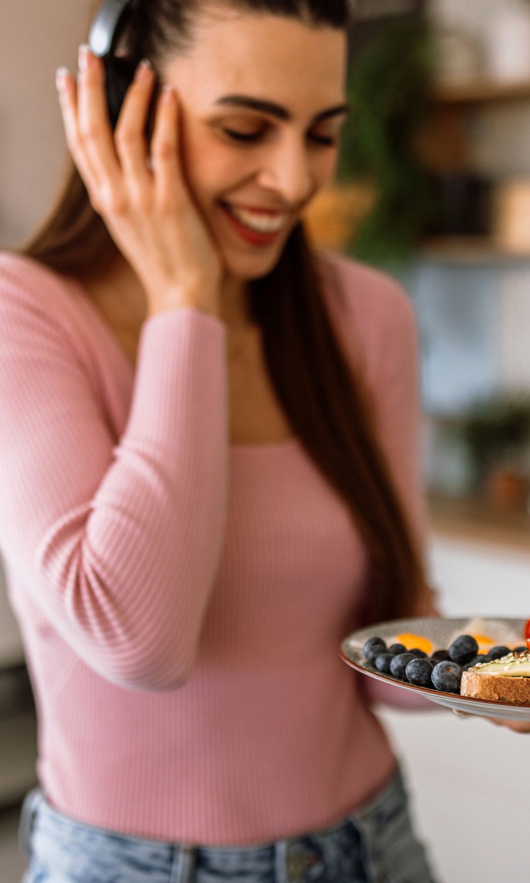Mujer con un plato saludable para proteger el eje intestino cerebro y ser más feliz según Mario Alonso Puig