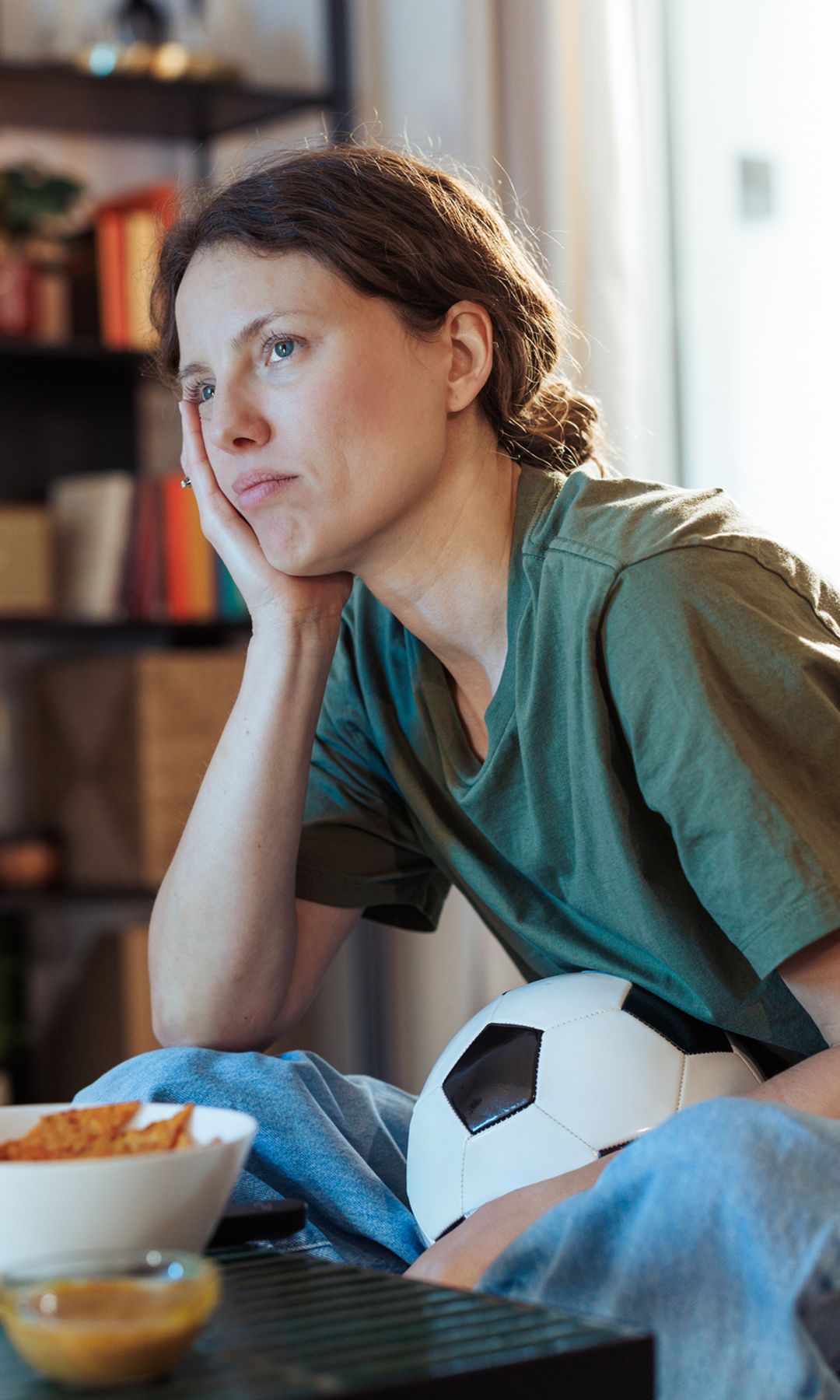 Mujer disgustado al ver a su equipo perder