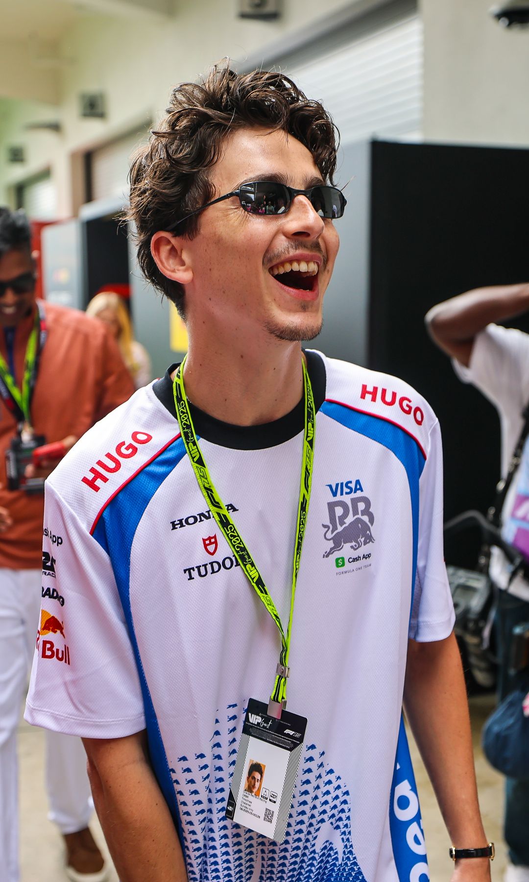 El actor estadounidense Timothée Chalamet se dejó ver en el paddock , donde saludó a pilotos y miembros del equipo Visa Cash App Racing Bulls, mostrando su entusiasmo por la Fórmula 1