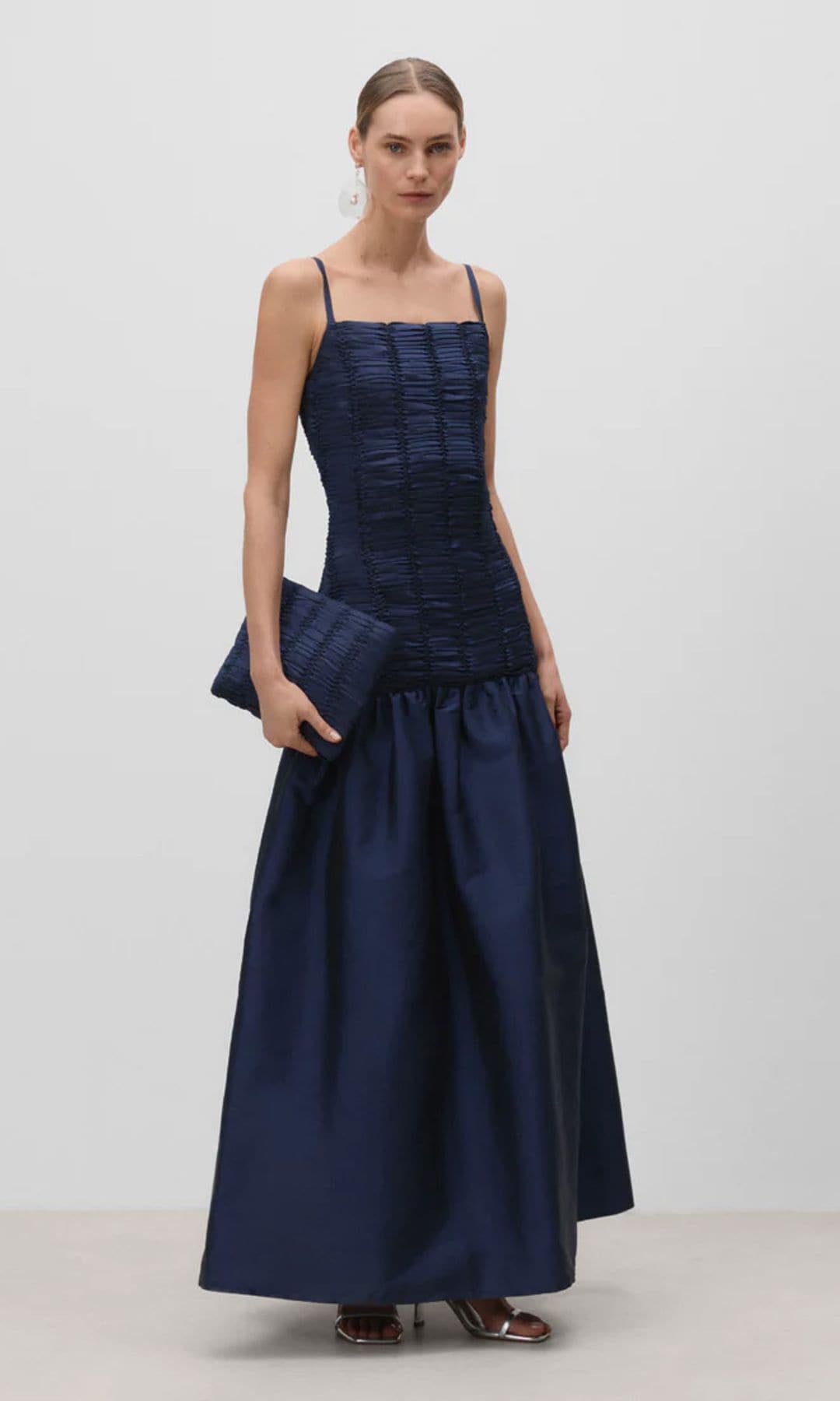 Vestido largo de cintas (350 euros)