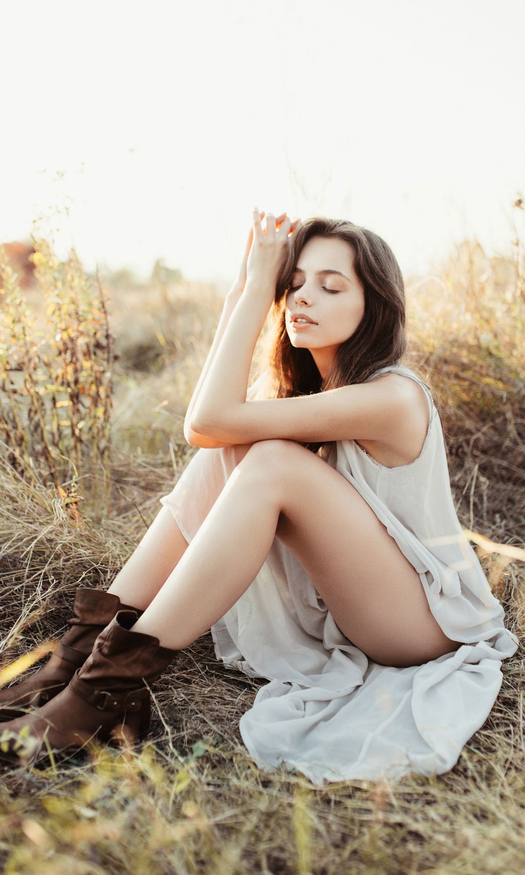 Mujer tranquila en el campo