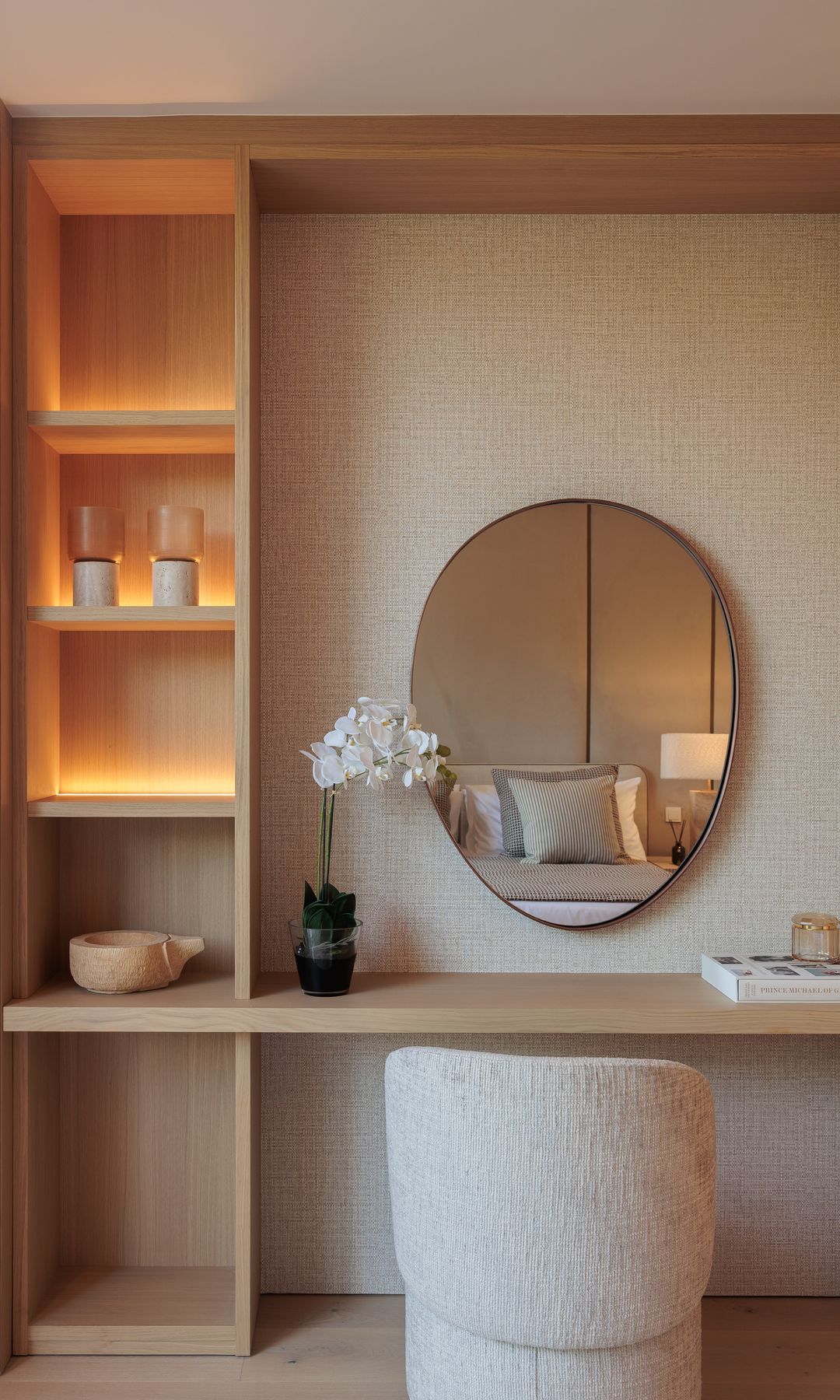 Zona de tocador con papel pintado