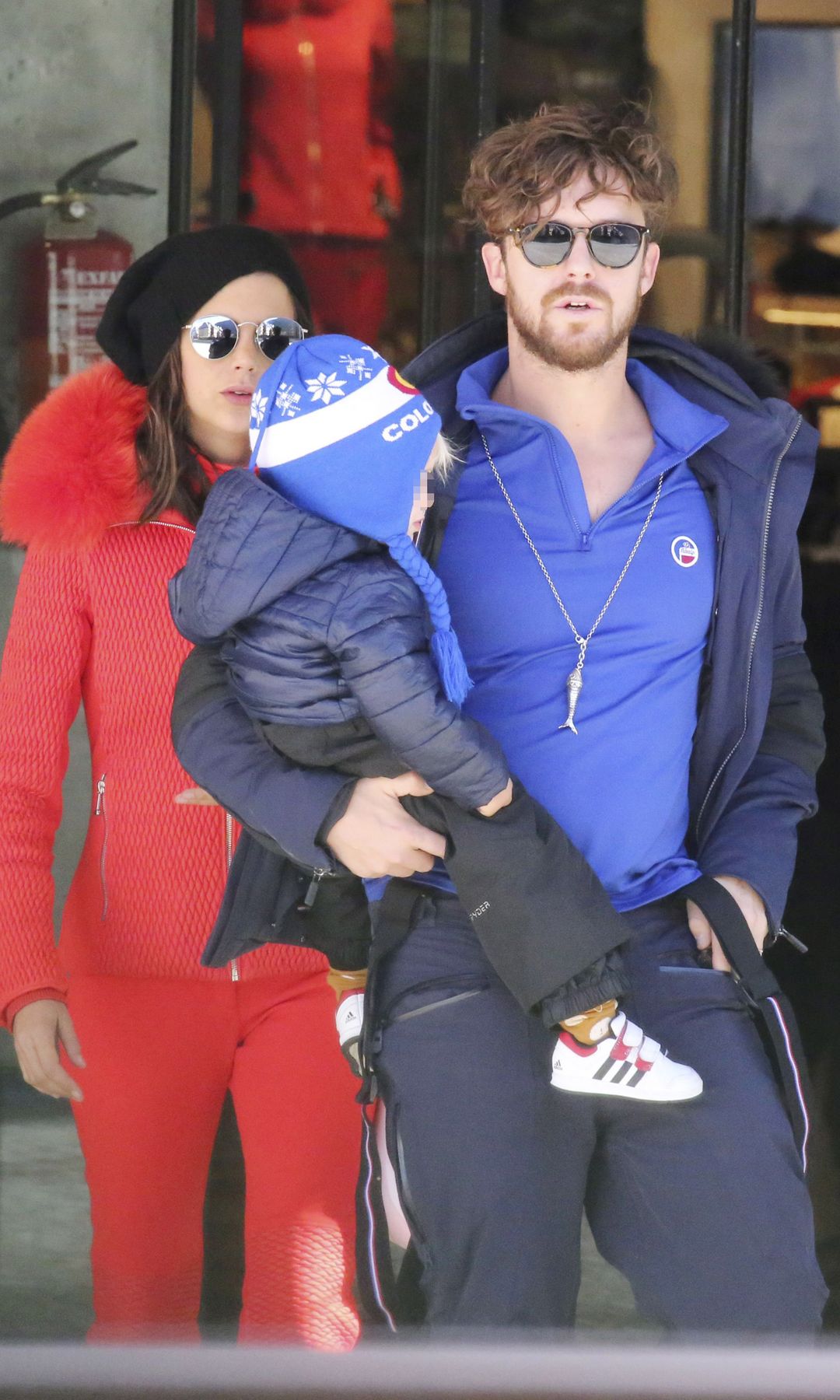 Macarena Gómez y Aldo Comas con su hijo Dante en Baqueira Beret en 2016