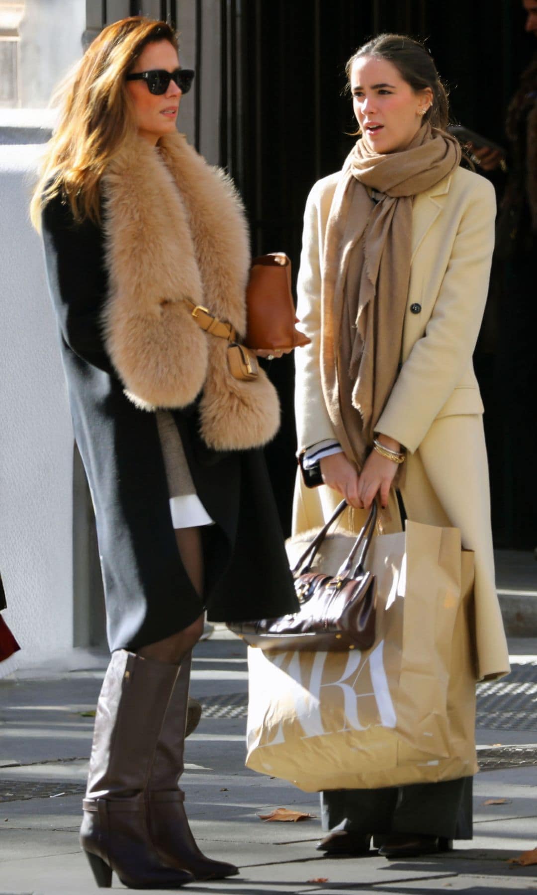 Mar Saura y su hija, Claudia Revuelta, en las calles de Madrid durante una larga jornada de compras por la ciudad