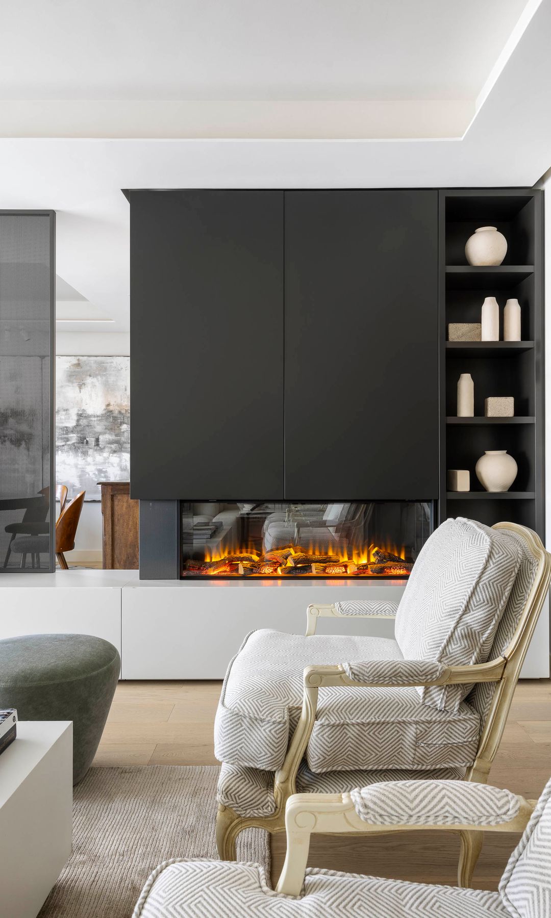 Rincón del salón con chimenea