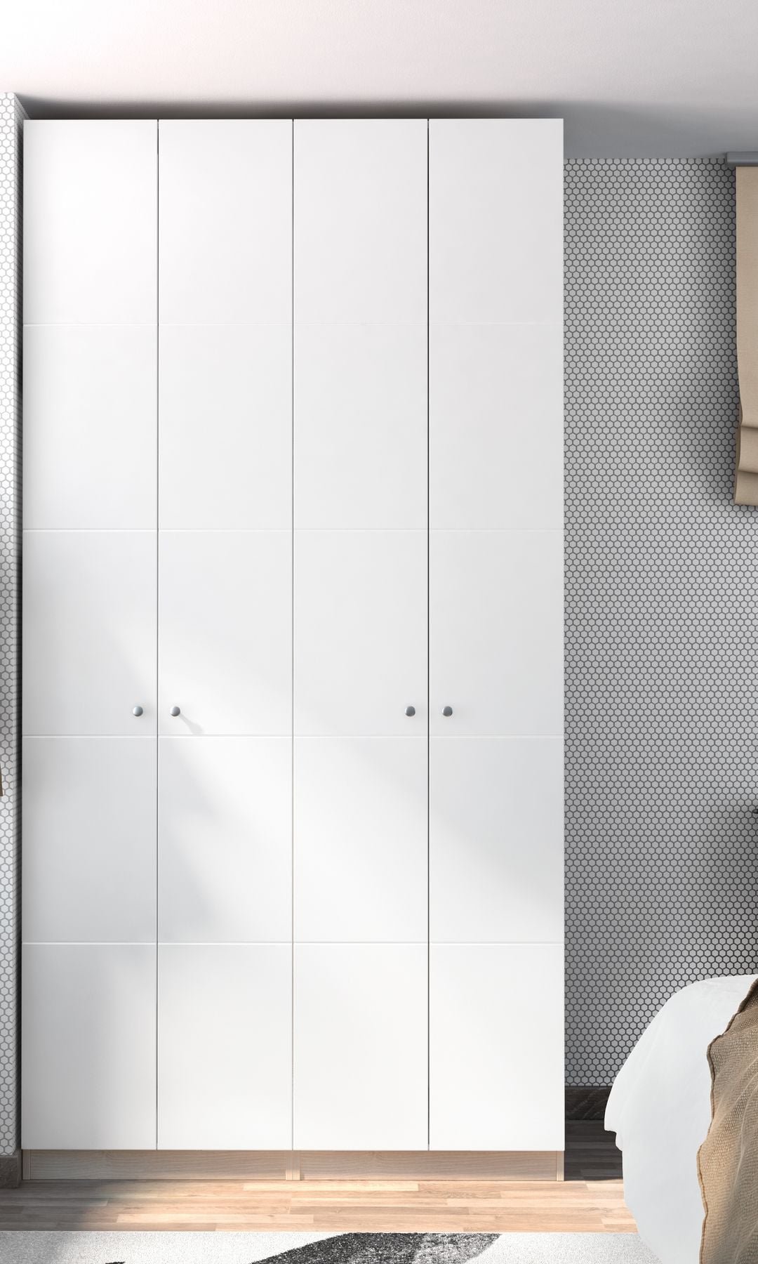 Dormitorio con armario blanco, estores, colgador con chaqueta