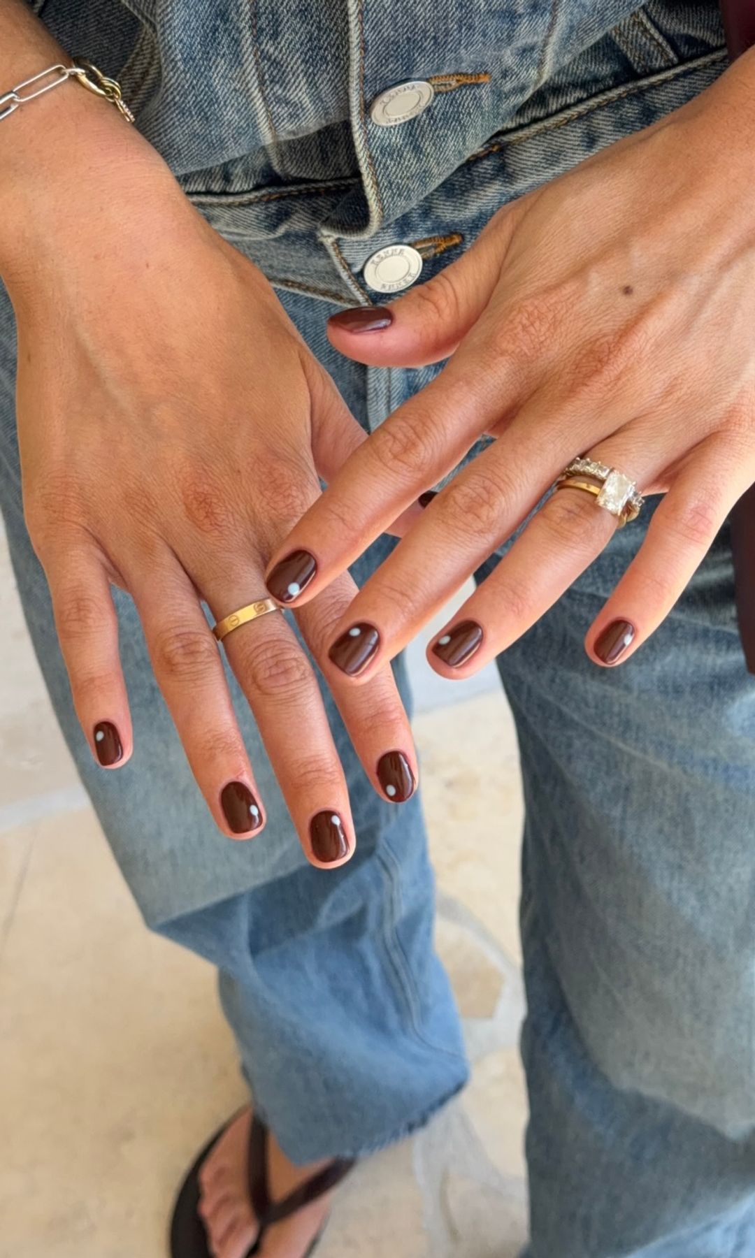 Manicura marrón con lunares