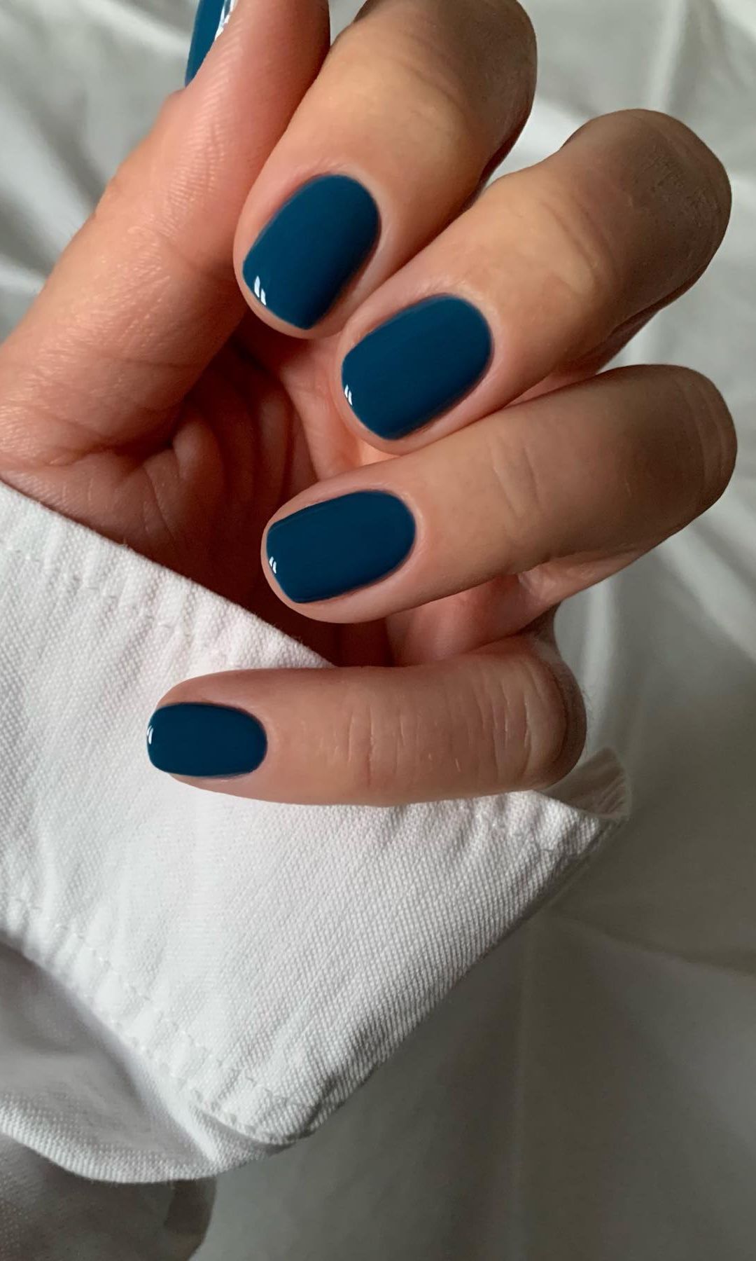 Manicura en azul marino