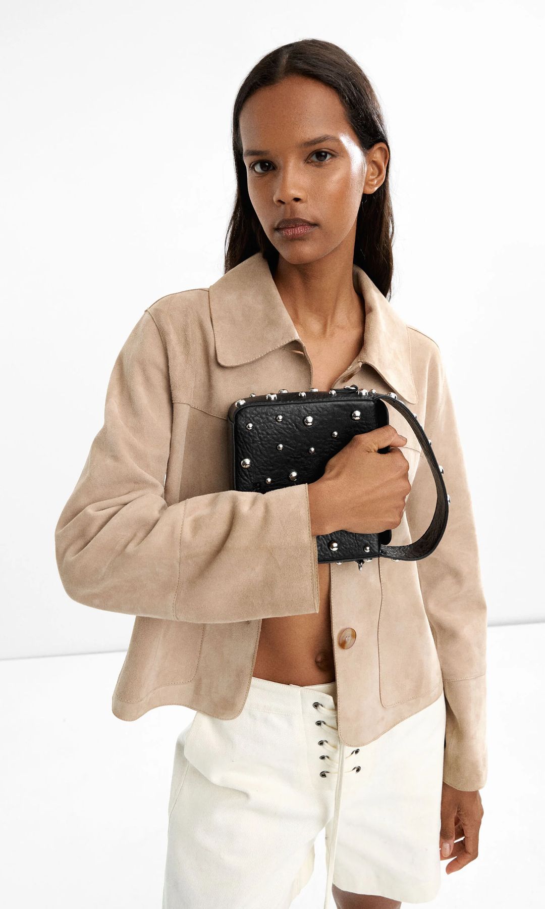bolso negro de tachuelas