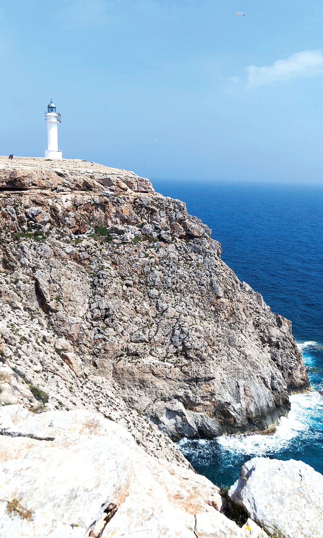 Uno de los dos faros, para Eugenia, uno de los lugares mágicos de la pitiusa