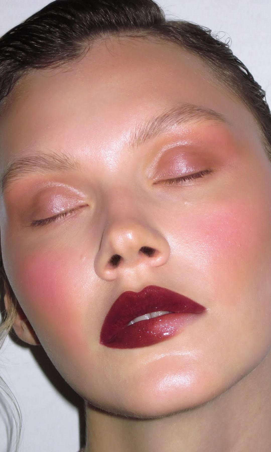 Maquillaje de labios oscuro