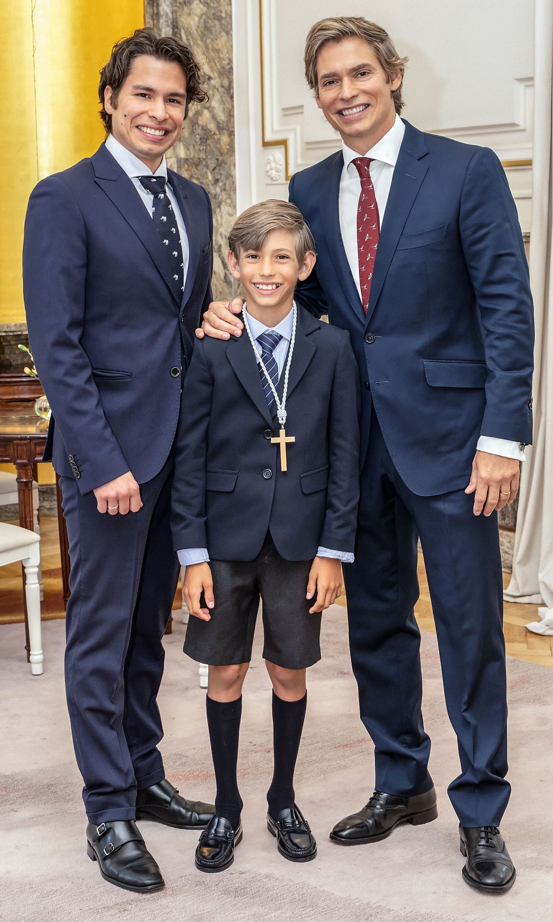 Carlos Baute junto a sus dos hijos varones en la comunión de Markuss