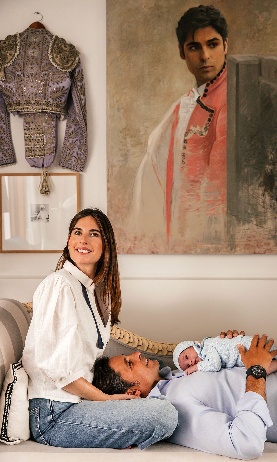 Lourdes Montes y Francisco Rivera con su bebé en el sofá