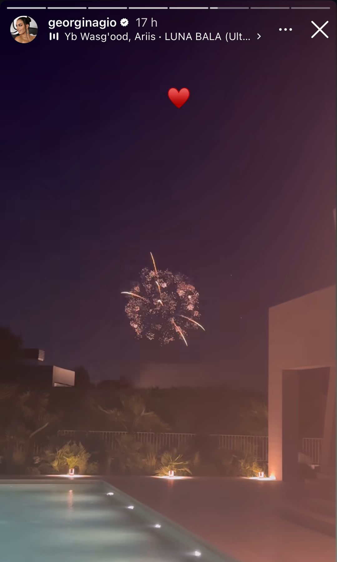 Para hacer de este día algo único, también hubo fuegos artificiales. 