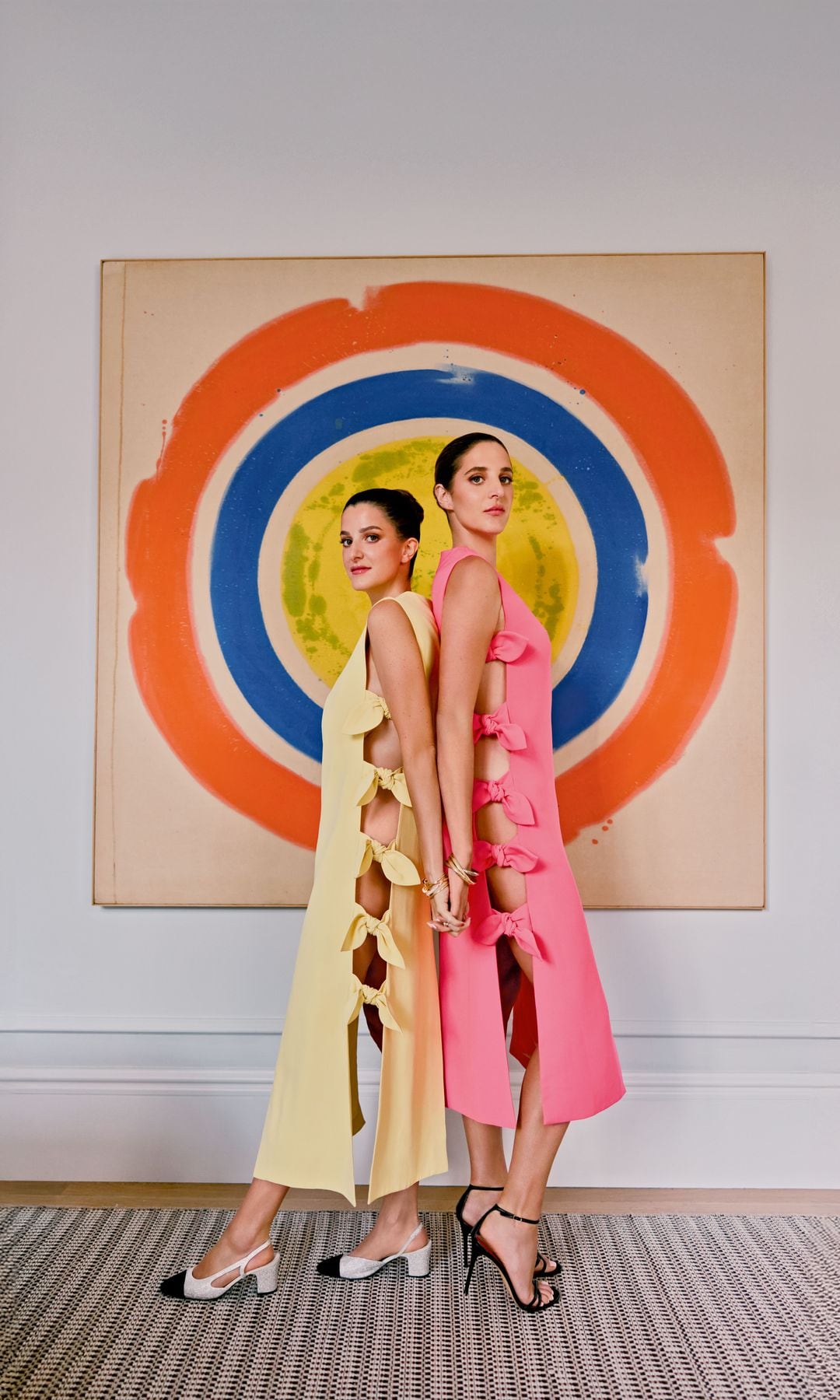 Tatiana y Anna de Pahlen con coloridos vestidos