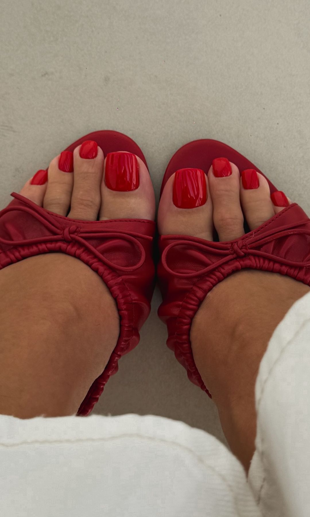Pedicura en rojo clásico