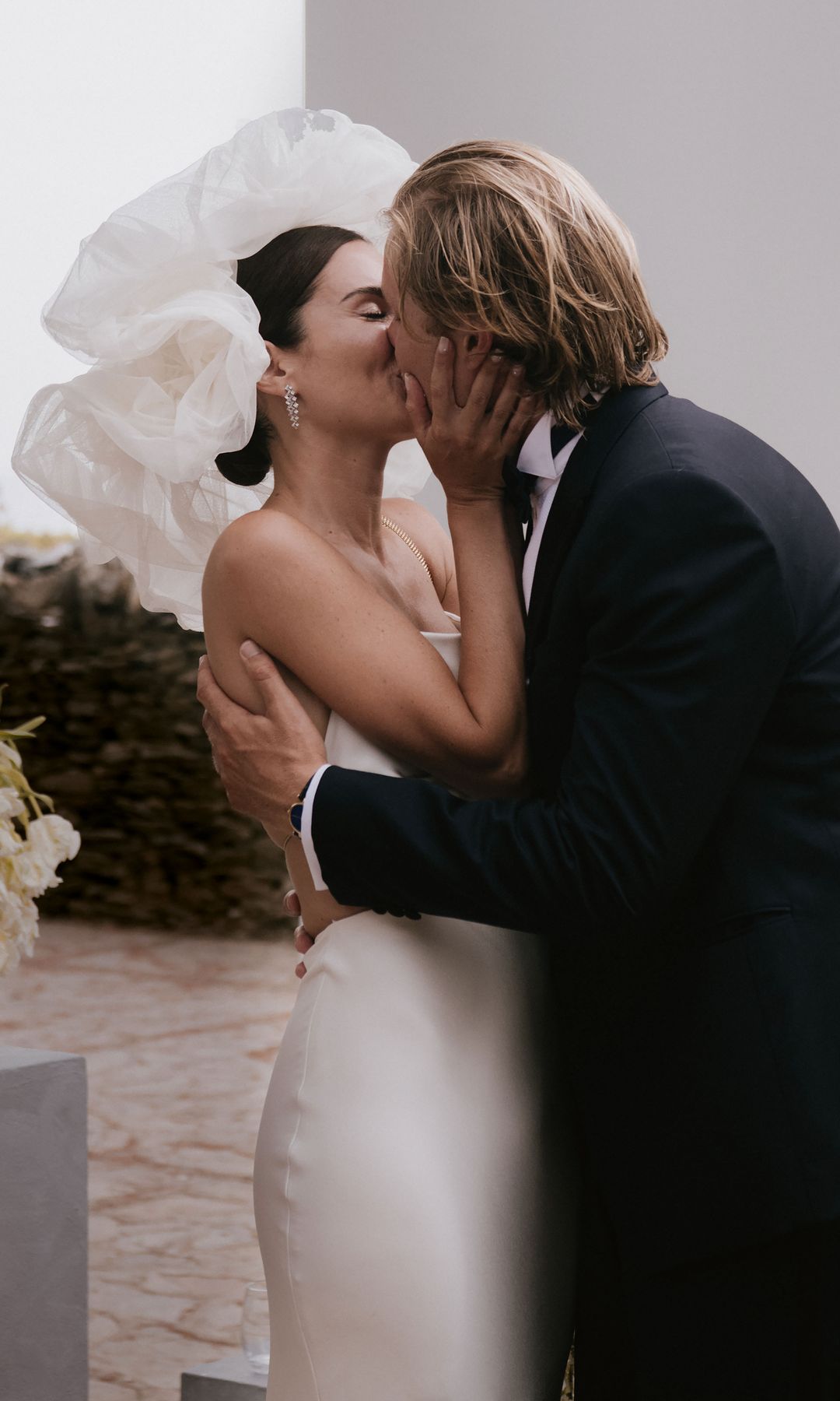 El romántico beso de los recién casados y, abajo, un momento de la ceremonia