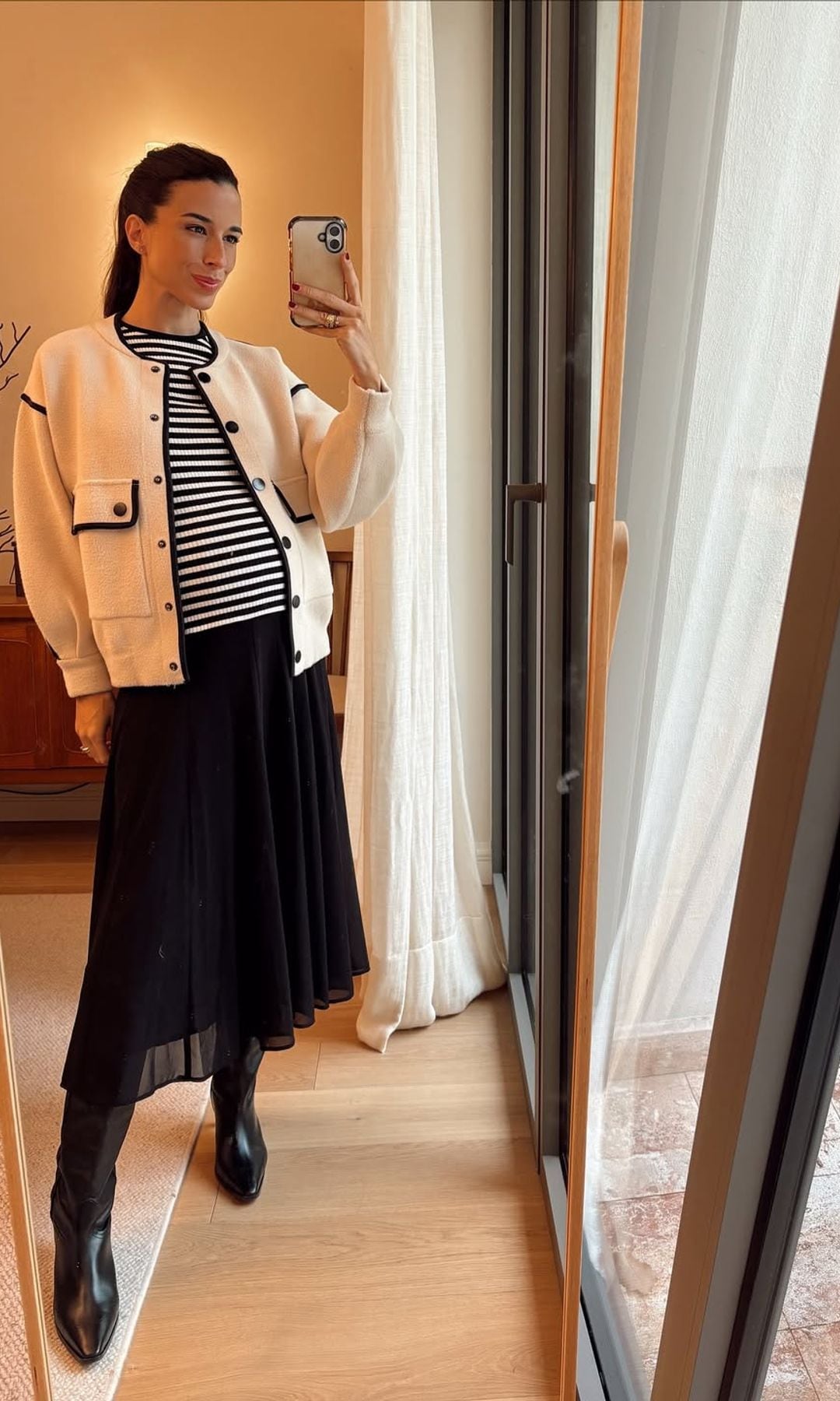 Los looks premamá de Laura Corsini con falda midi que puedes llevar con botas en otoño estés o no embarazada