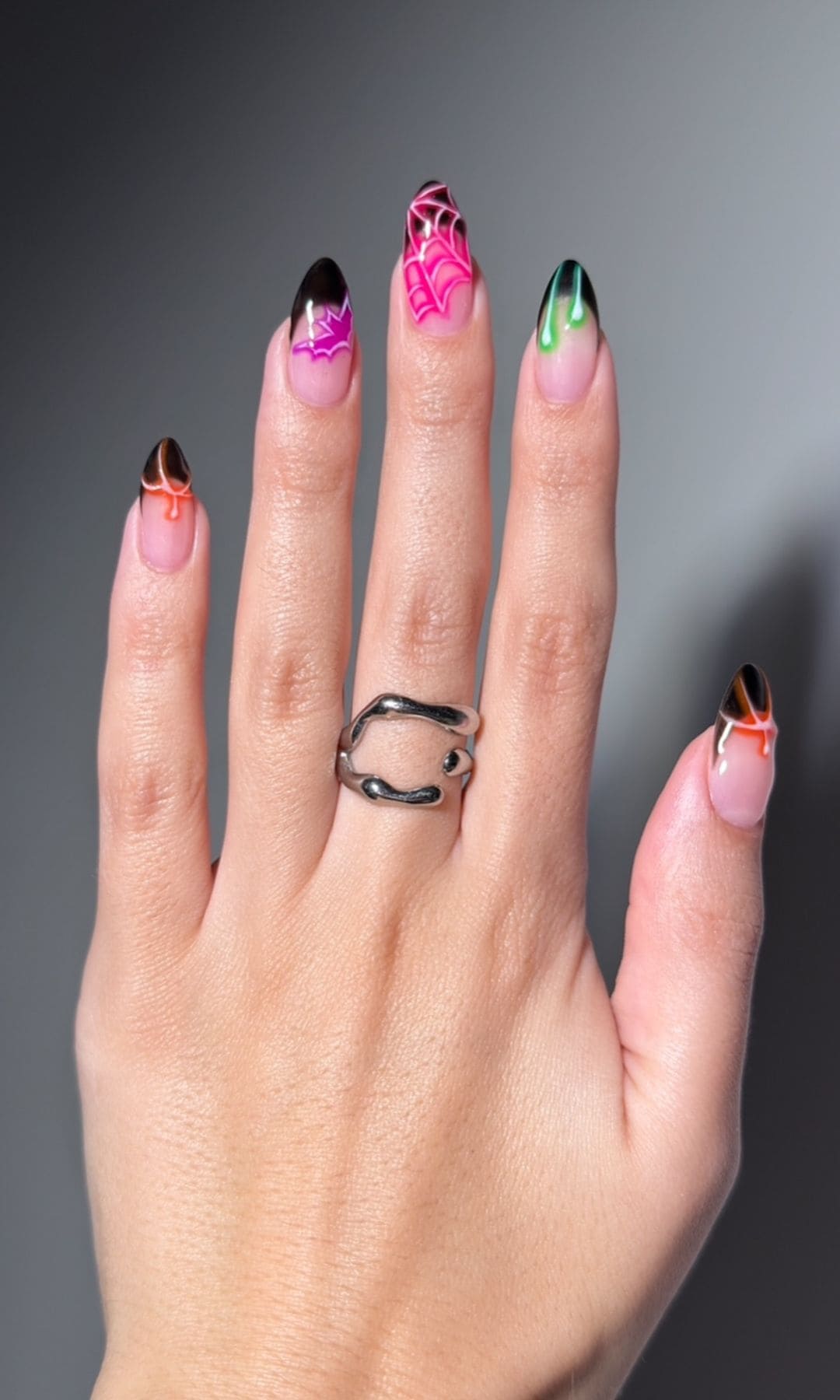 Manicura en tonos neón