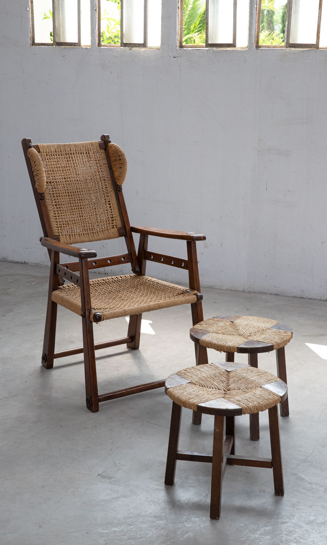 Sillón nórdico antiguo de madera y cuerda, taburetes a juego 