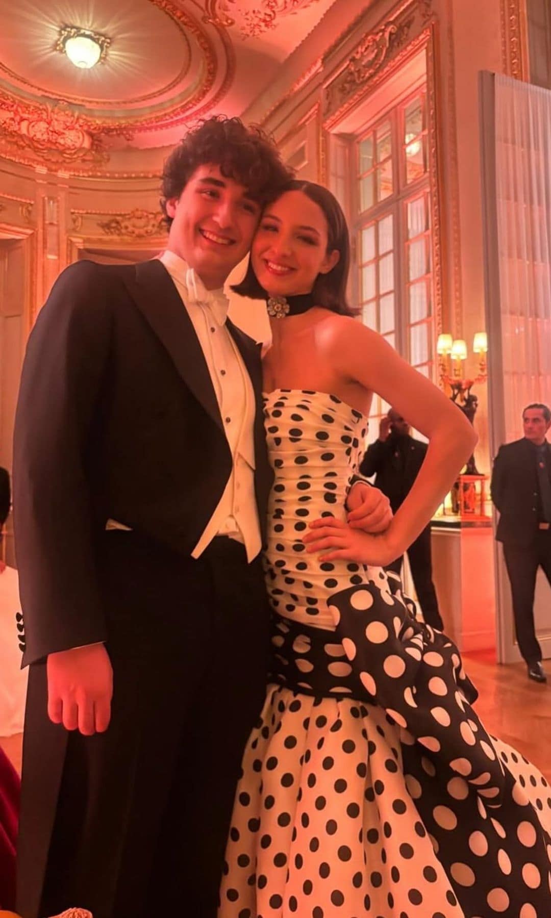 Carolina junto a su hermano menor, Magnus