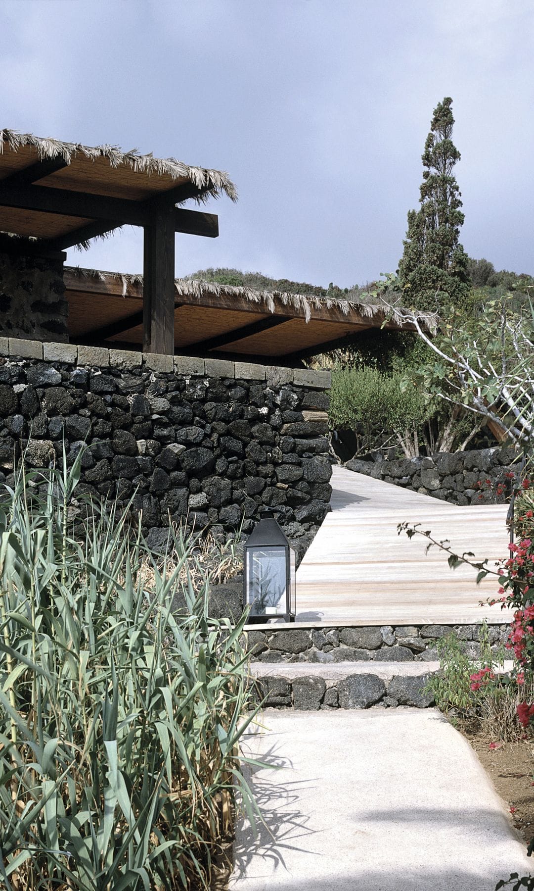 GIORGIO ARMANI NOS INVITA A SU PARAÍSO DE PANTELLERIA, LA ISLA VOLCÁNICA E INDÓMITA QUE LE ENAMORÓ HACE 40 AÑOS